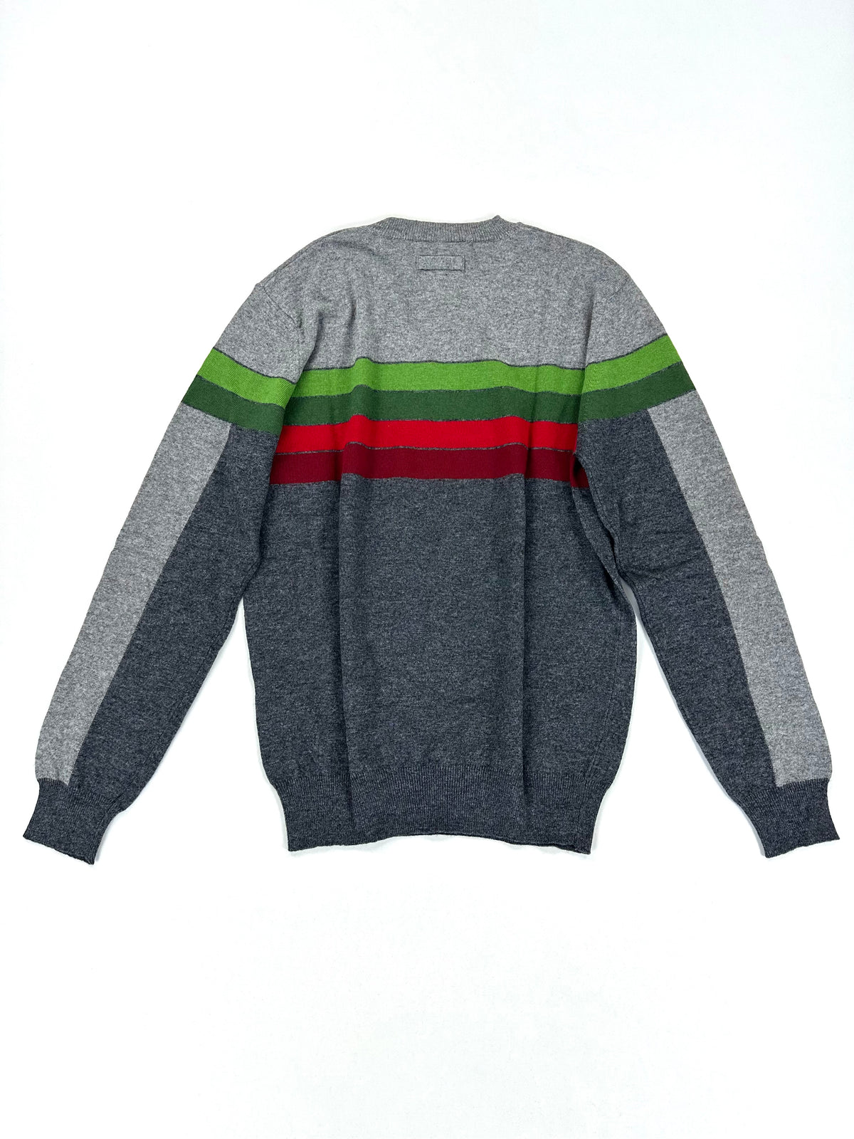 Retro del maglione grigio con le bande verde e rossa, intero