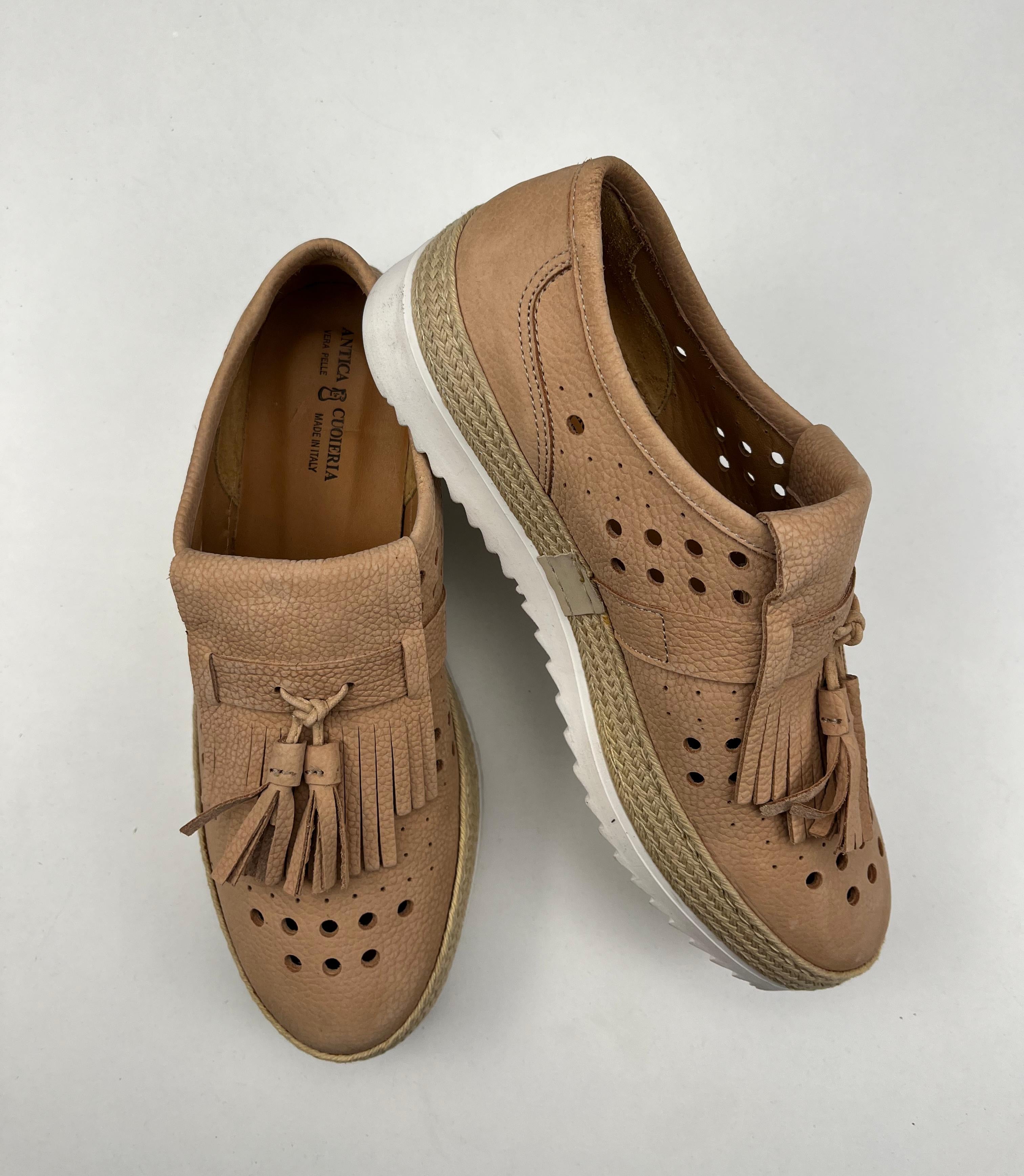 Scarpa Antica Cuoieria in pelle traforata beige, taglie EU 36-41 — IlBotteghino