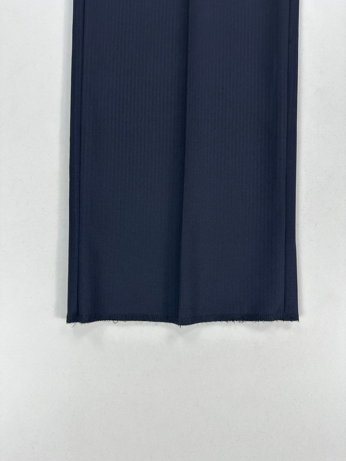 Fondo grezzo del pantalone Aquascutum, con l'orlo ancora da fare e il bordo non rifinito