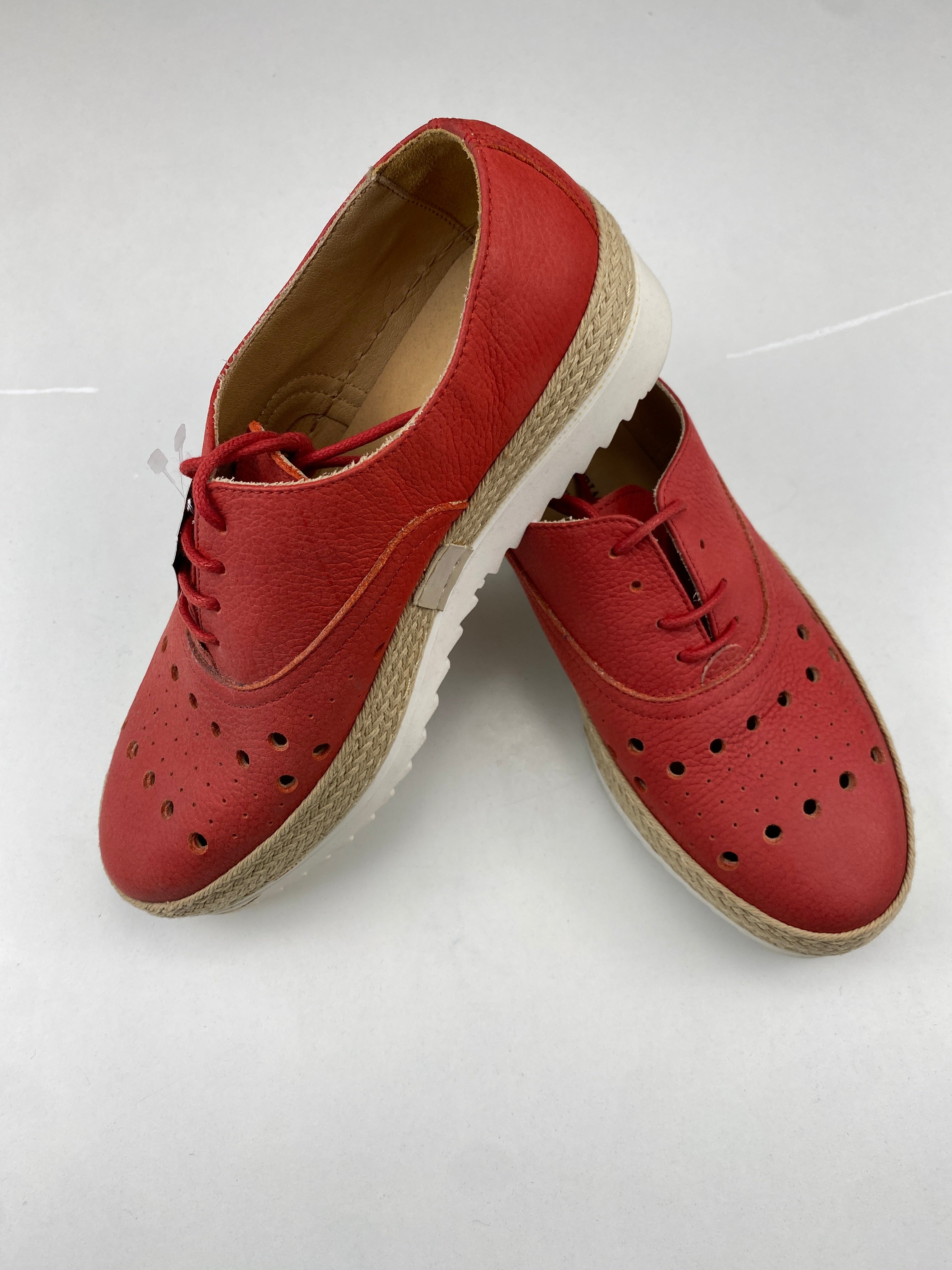 Scarpa Antica Cuoieria in pelle traforata rossa, taglie EU 36-41 — IlBotteghino