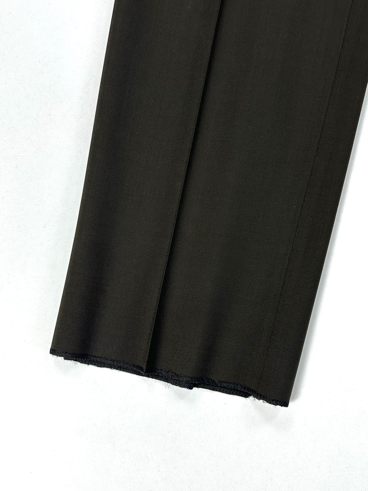 Dettaglio del fondo grezzo della gamba del pantalone, con l'orlo ancora da fare