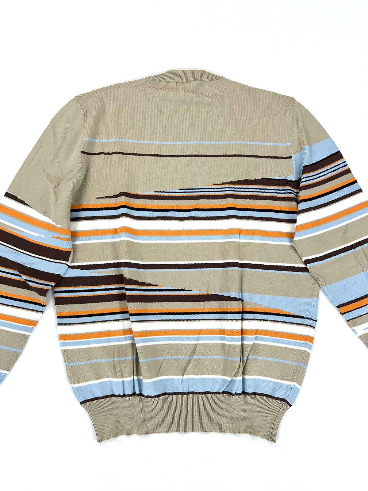 Retro della maglia in primo piano, con le fasce di righe e il fondo a coste beige