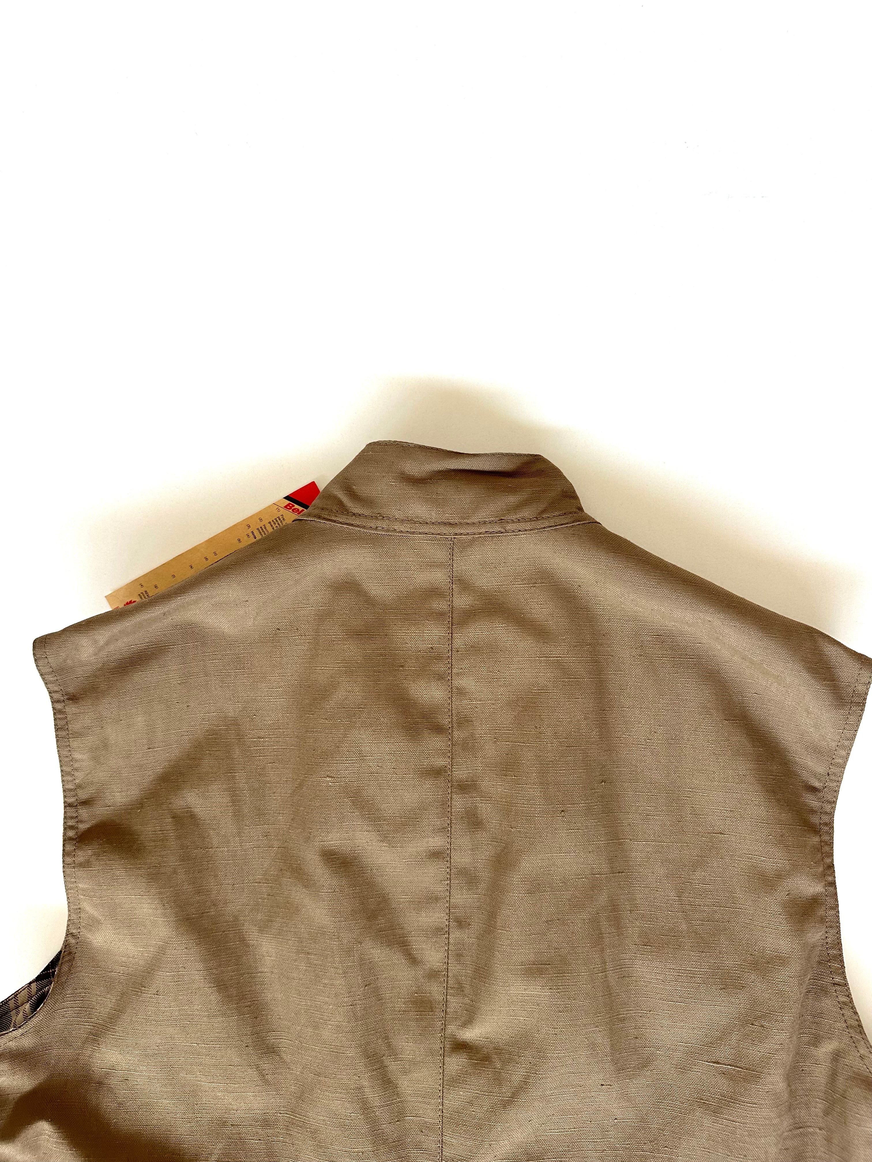 Dettaglio cuciture e finiture, gilet Belstaff verde oliva