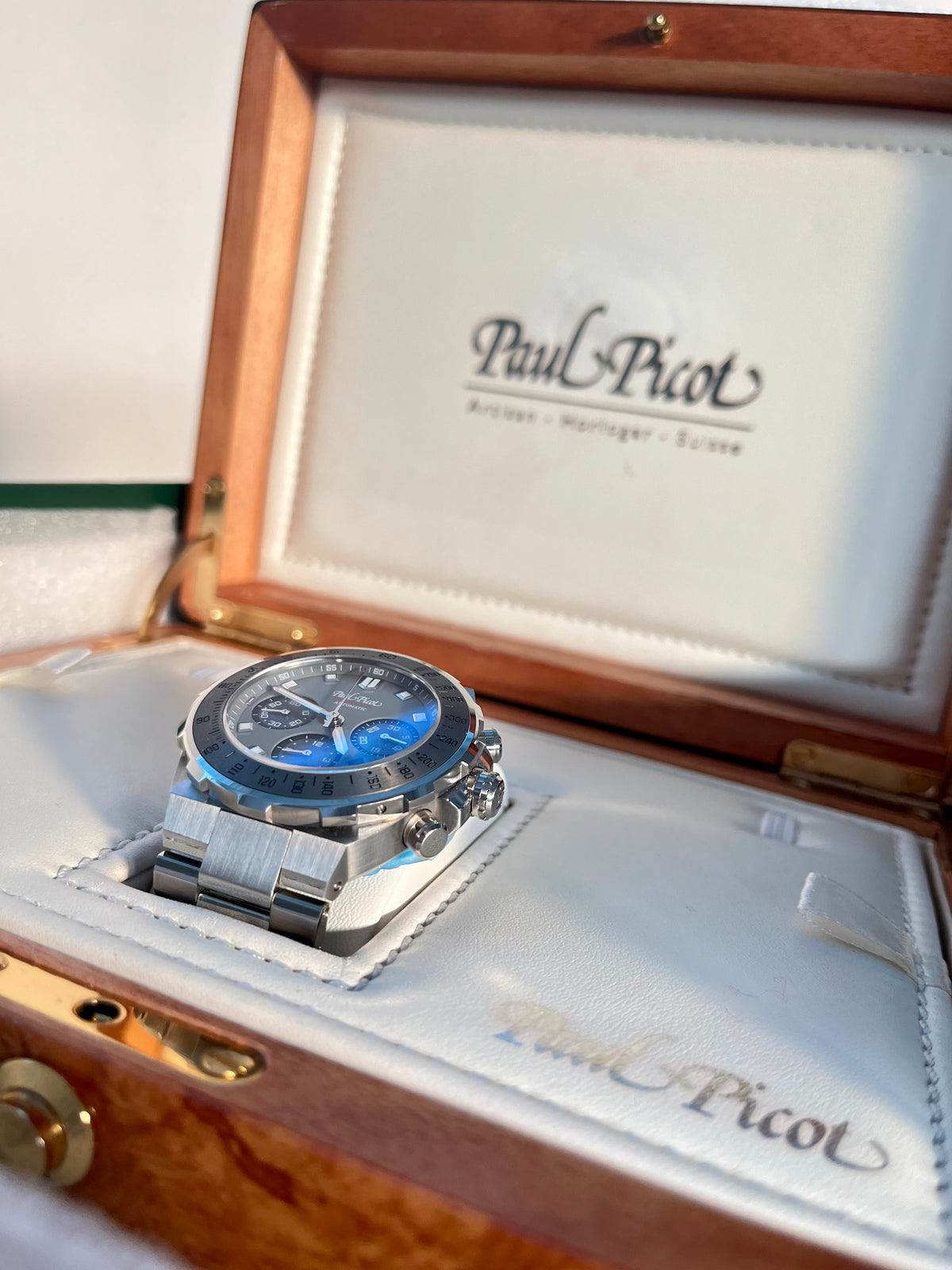 Paul Picot Yachtman Tachymeter — vista laterale nel cofanetto, bracciale in acciaio con chiusura deployante — IlBotteghino