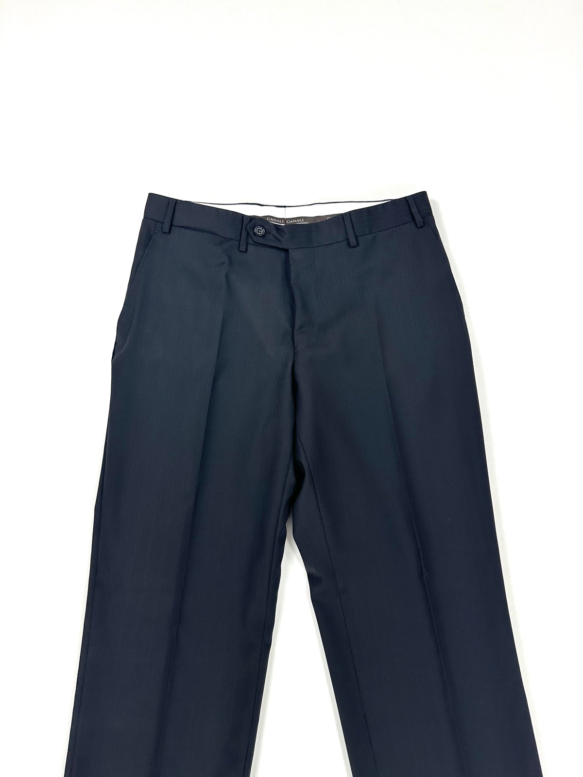 Vita e cintura del pantalone viste dall'alto, con passanti e chiusura frontale