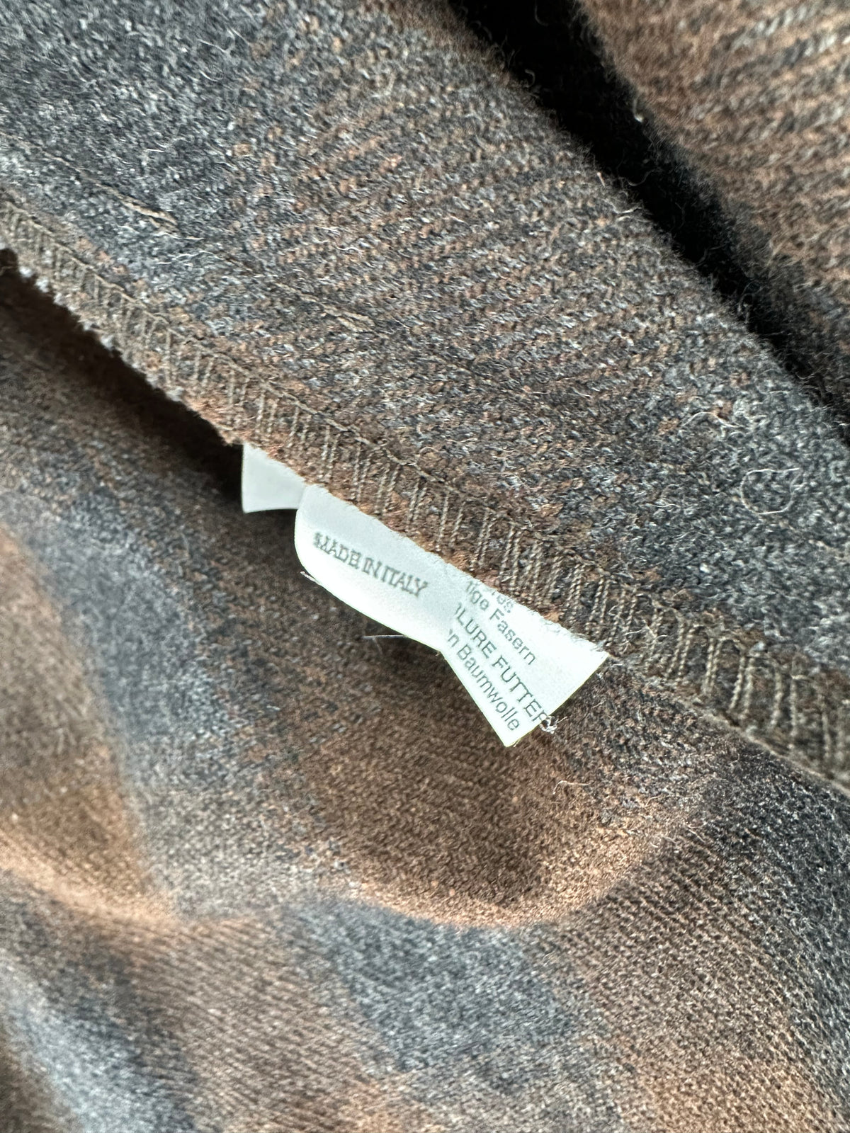 Etichetta Made in Italy cucita nella cucitura interna della camicia giacca Millibar