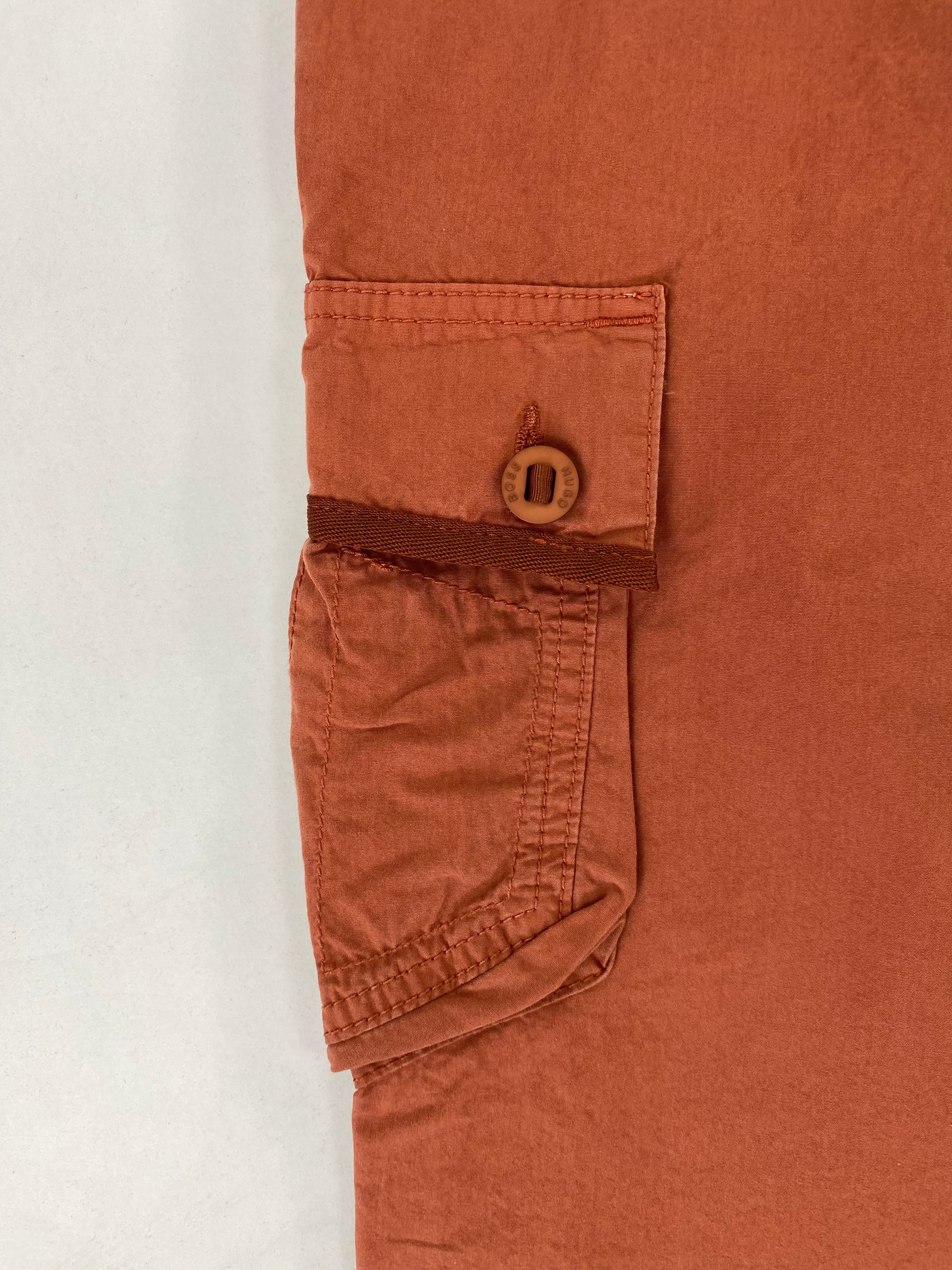 Pantalone Hugo Boss Orange Miltuss cargo arancio, dettaglio bottoni personalizzati BOSS