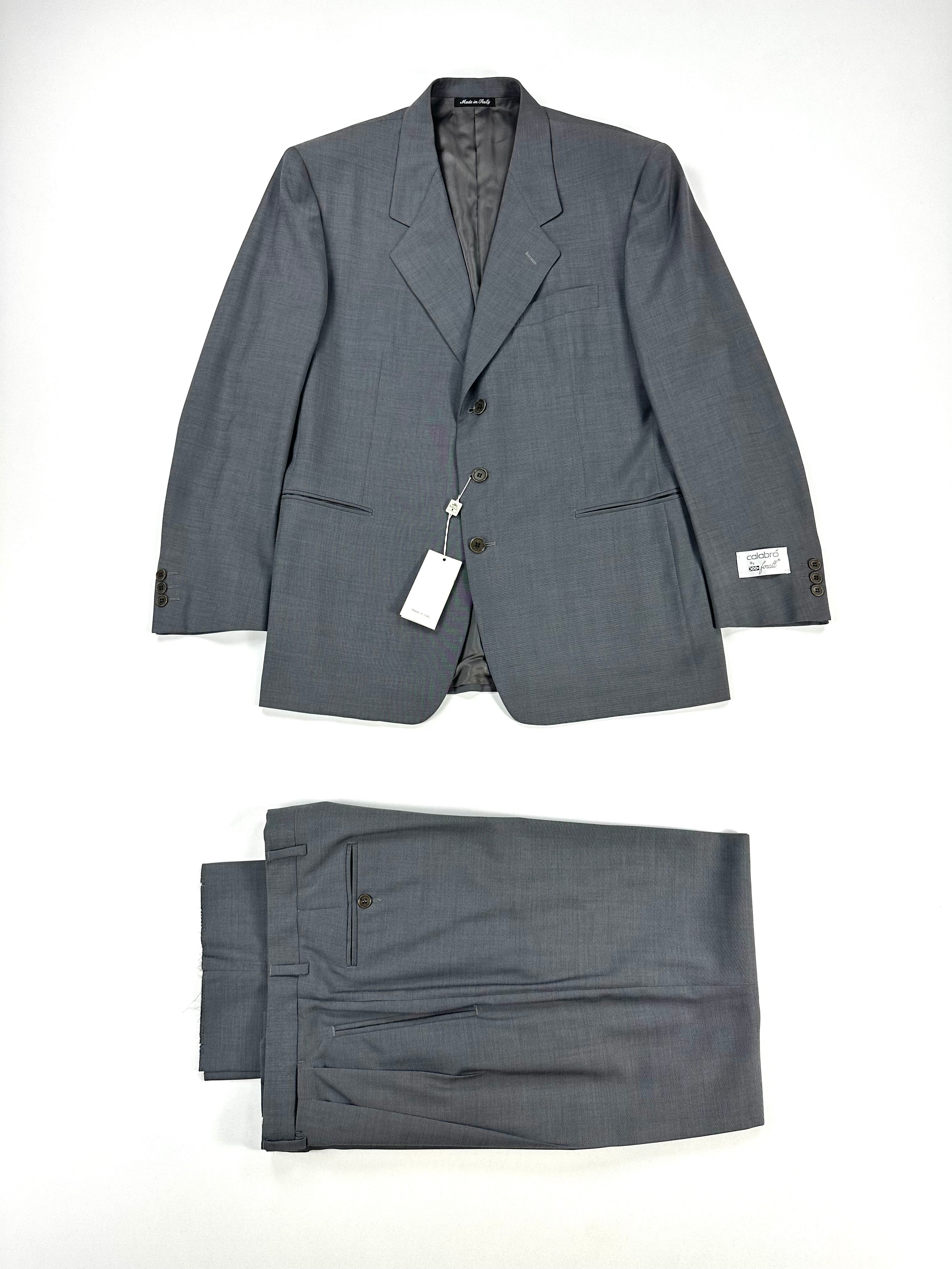 Completo grigio Calabró by Forall disteso a piatto: giacca in alto e pantalone piegato in basso