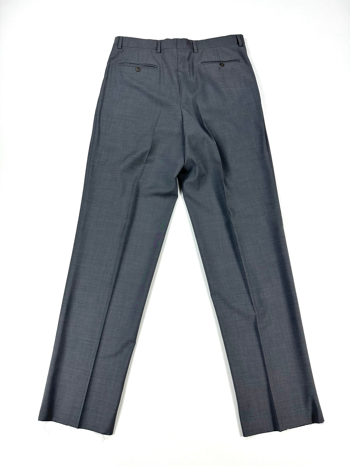 Pantalone grigio disteso di fronte, inquadratura intera con le gambe leggermente aperte