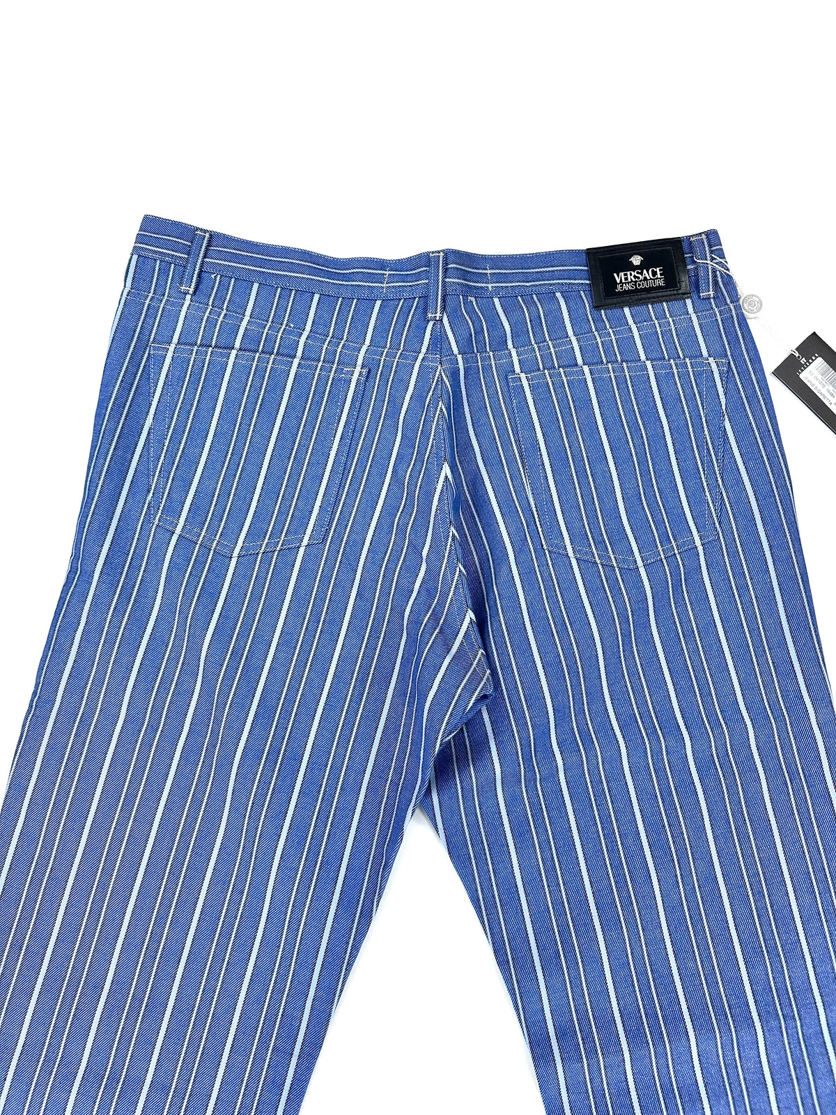 Retro del jeans a righe azzurre con le tasche posteriori e il cartellino