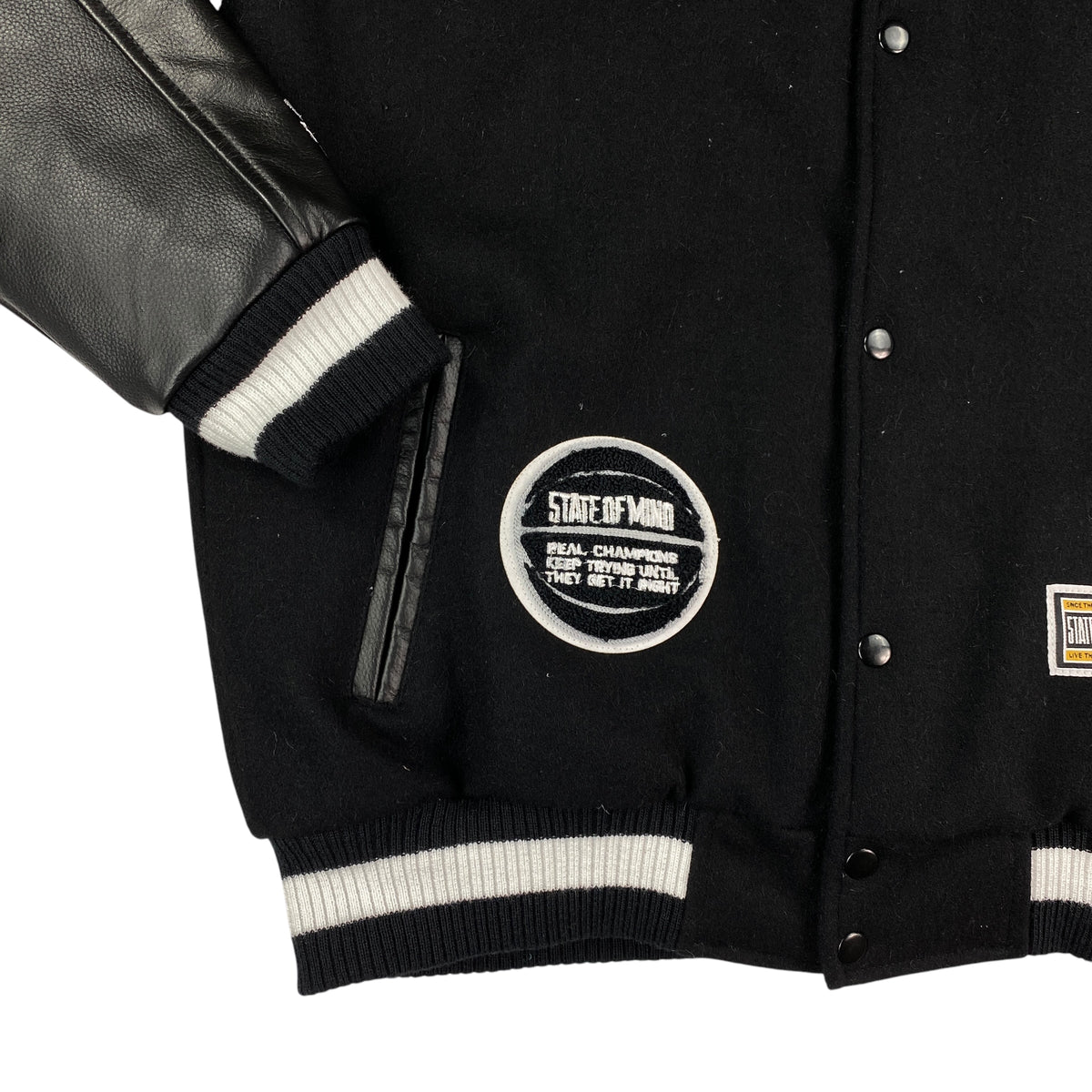 Fondo della giacca varsity State of Mind con patch rotonda del logo, bottoni a pressione e tasca a filo