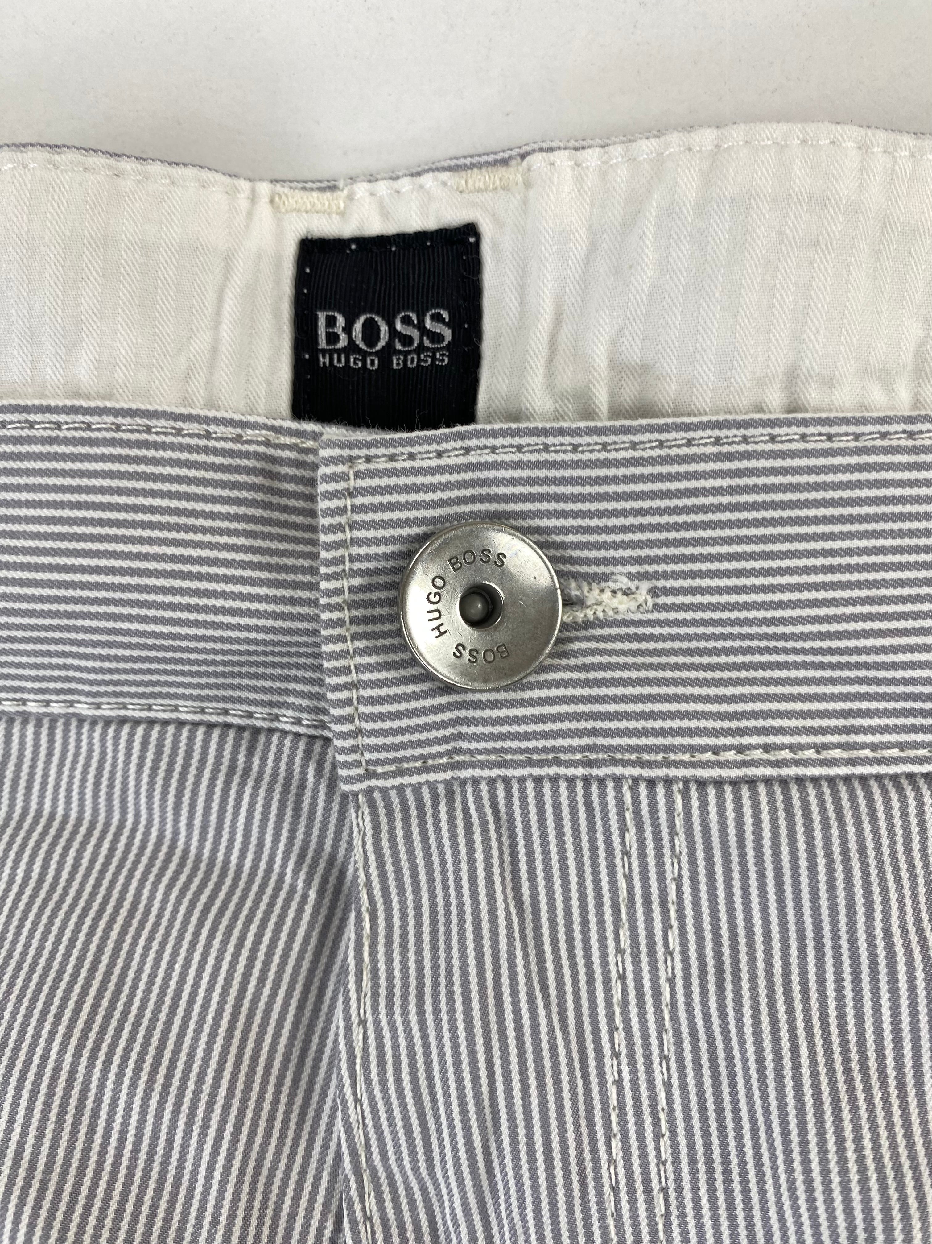 Pantalone Hugo Boss Michigan bianco righe grigie, dettaglio patch posteriore