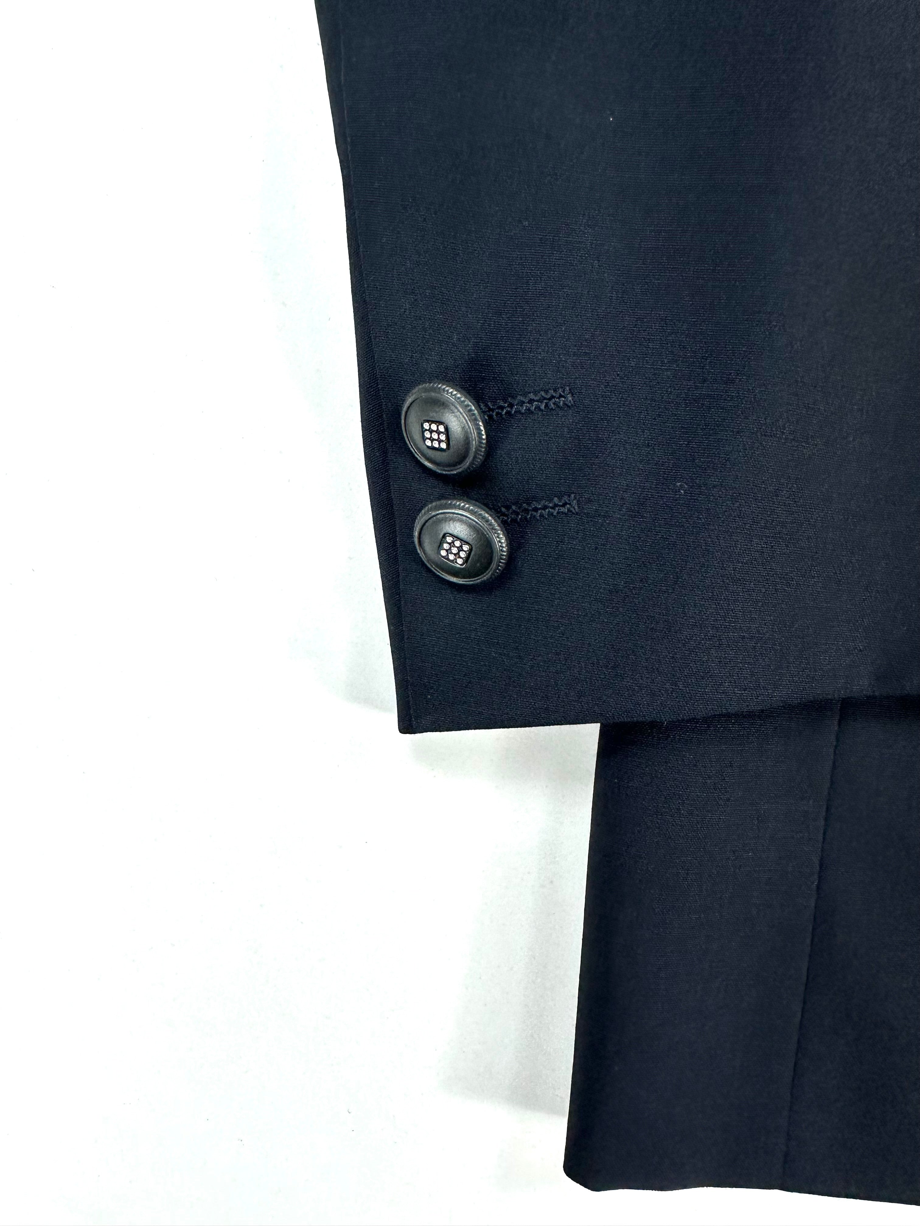 Dettaglio del polso: due bottoni con inserto in strass
