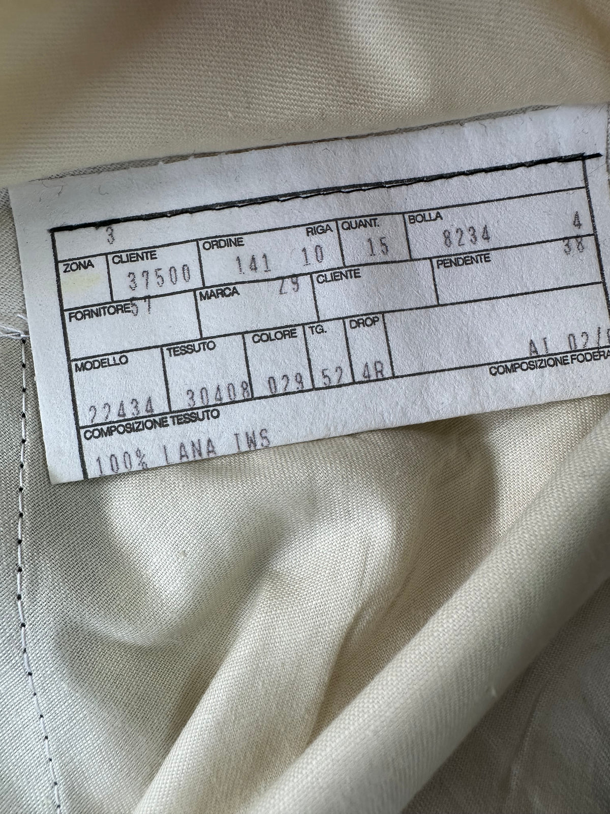 Scheda di commessa sulla fodera avorio del pantalone Garrett's