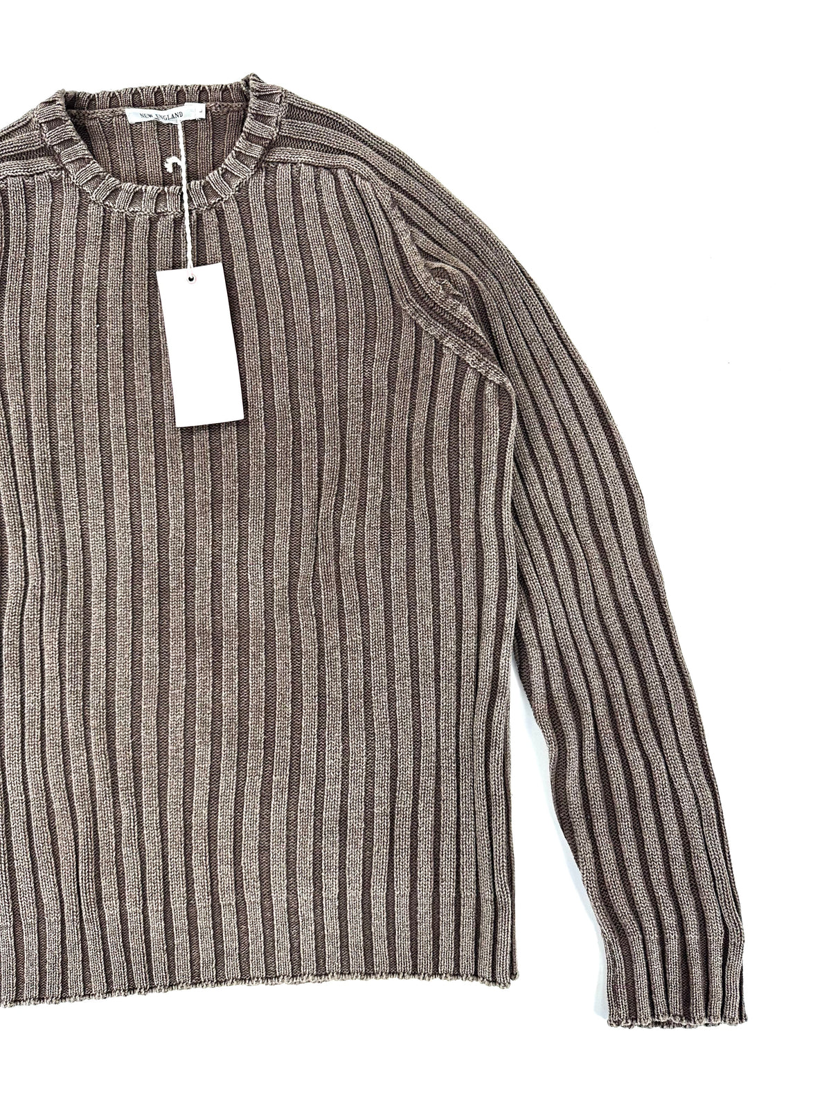 Fronte del maglione a coste larghe in cotone marrone mélange, con cartellino appeso