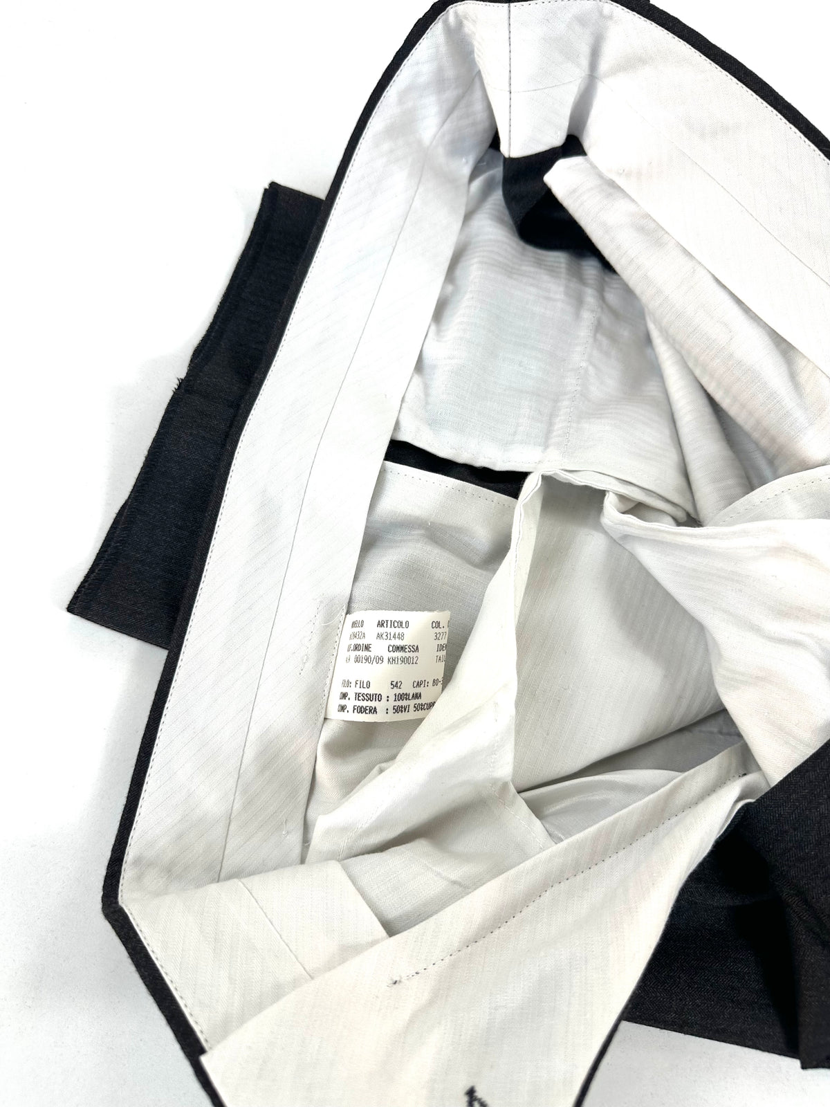 Interno della vita del pantalone Lardini con etichetta cucita sulla fodera