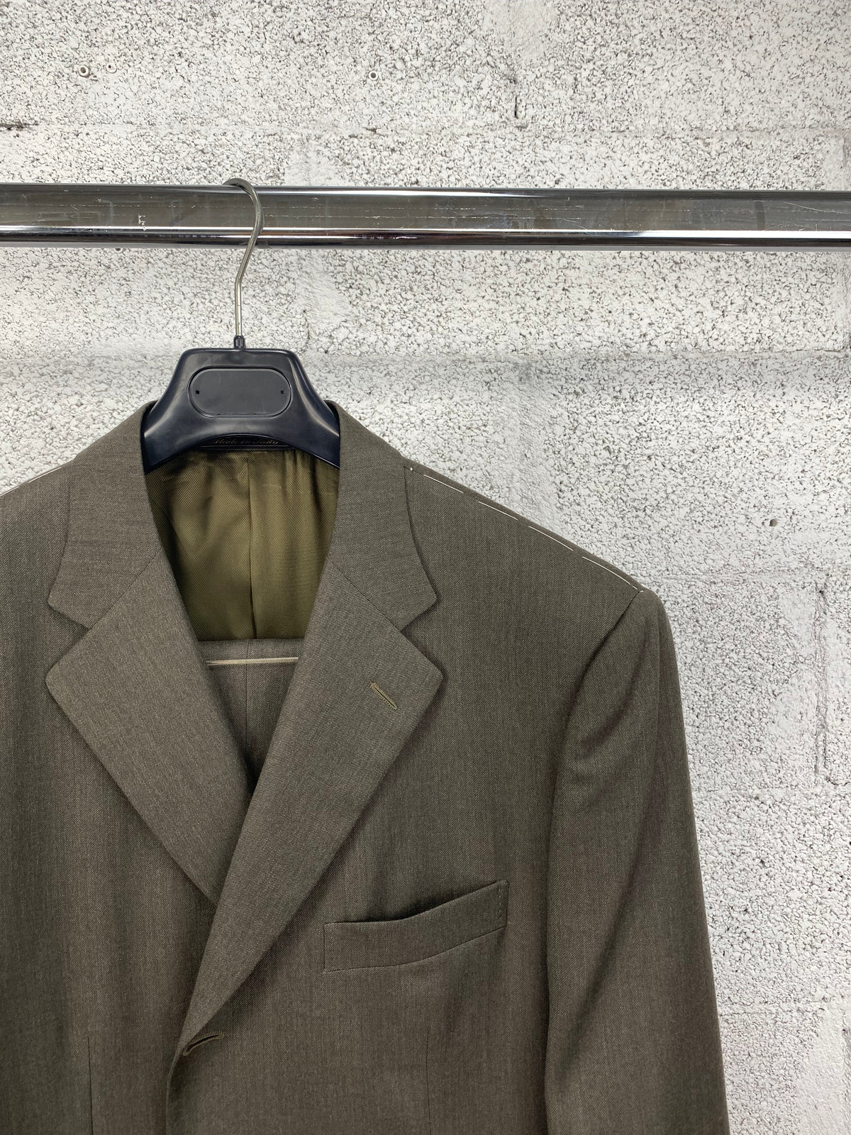 Dettaglio revers a dente e taschino della giacca Garrett's verde cachi