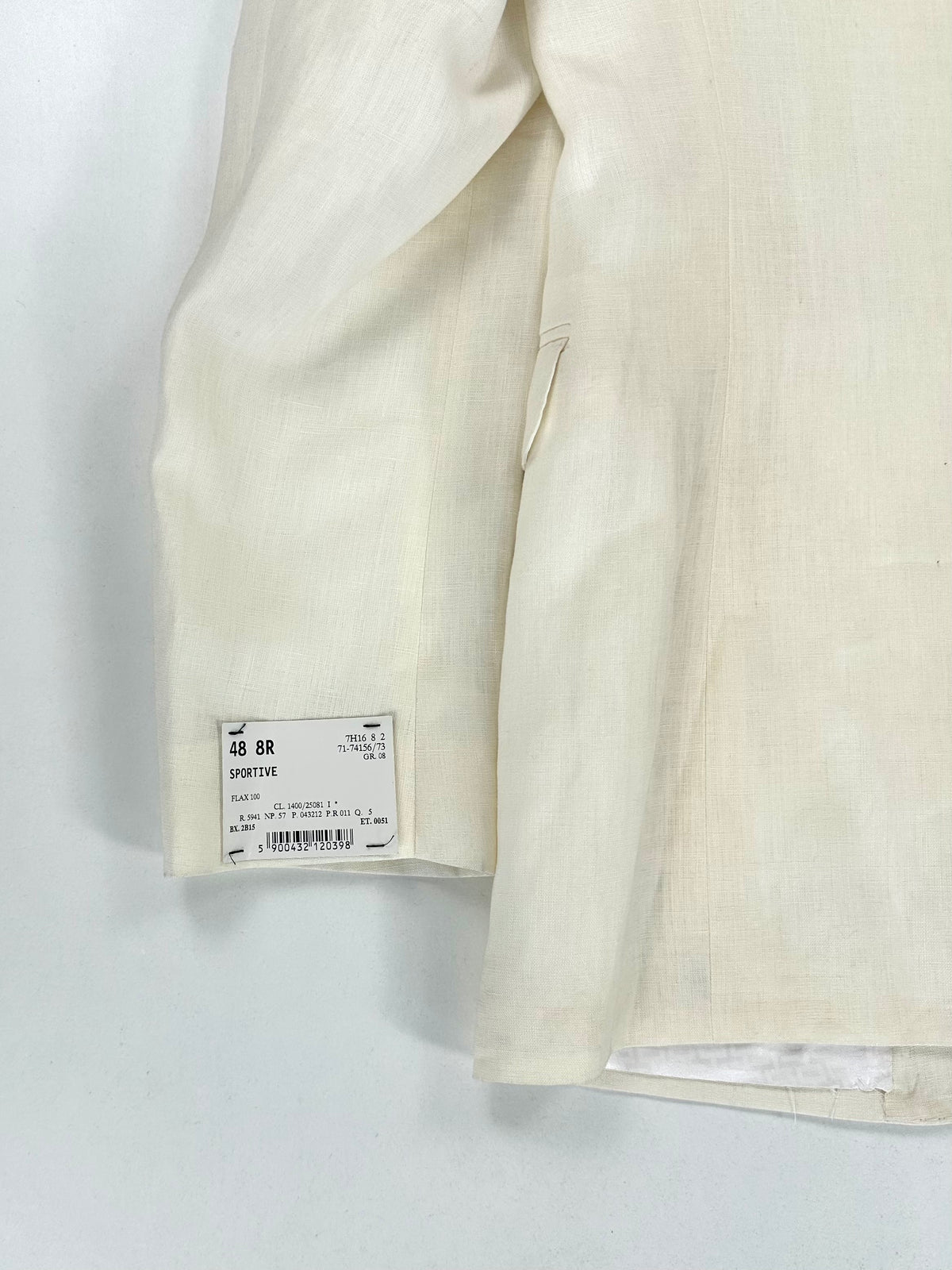 Fianco della giacca con manica distesa ed etichetta interna visibile