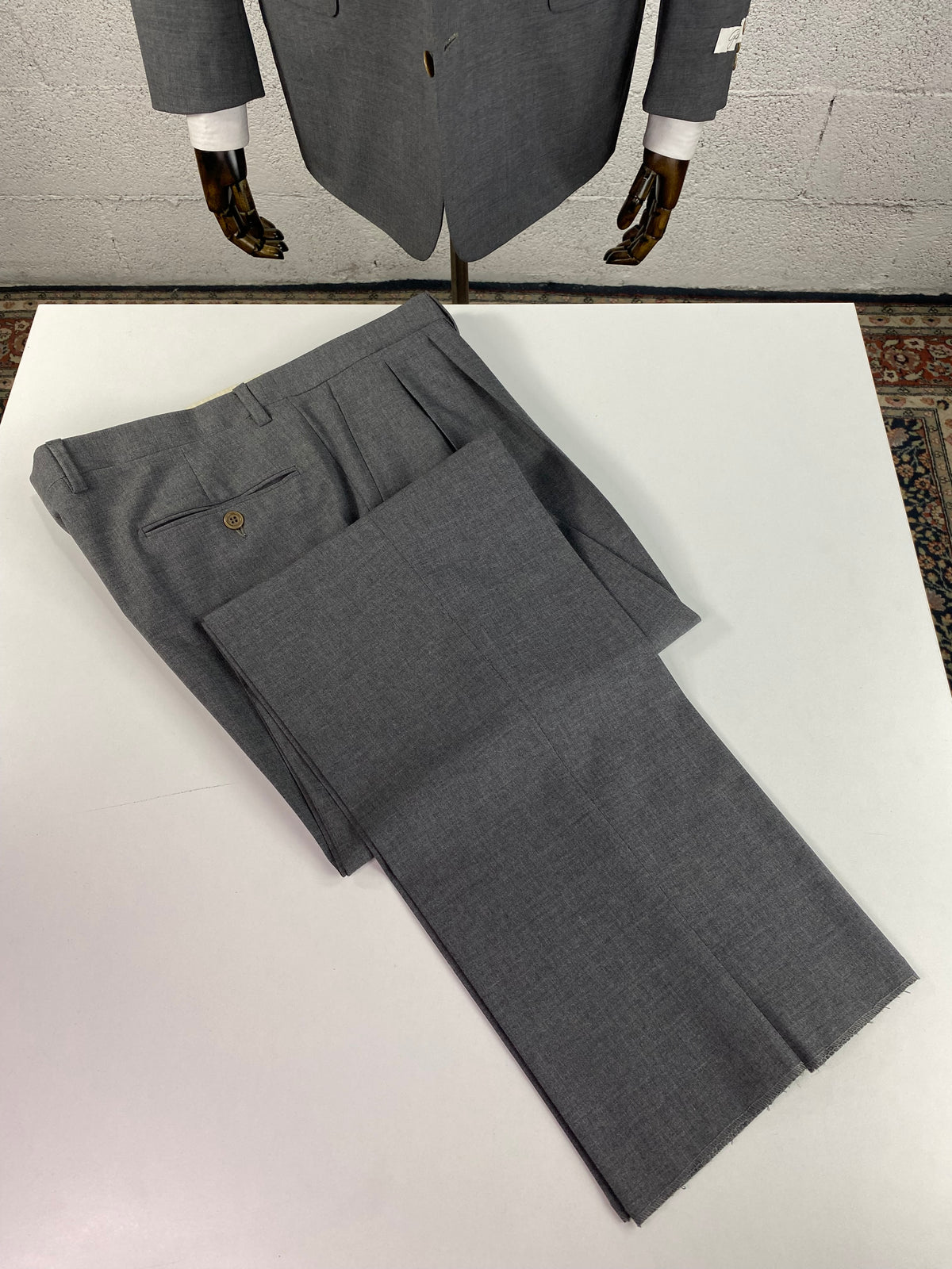 Pantalone Garrett's grigio mélange con doppia pince, piegato