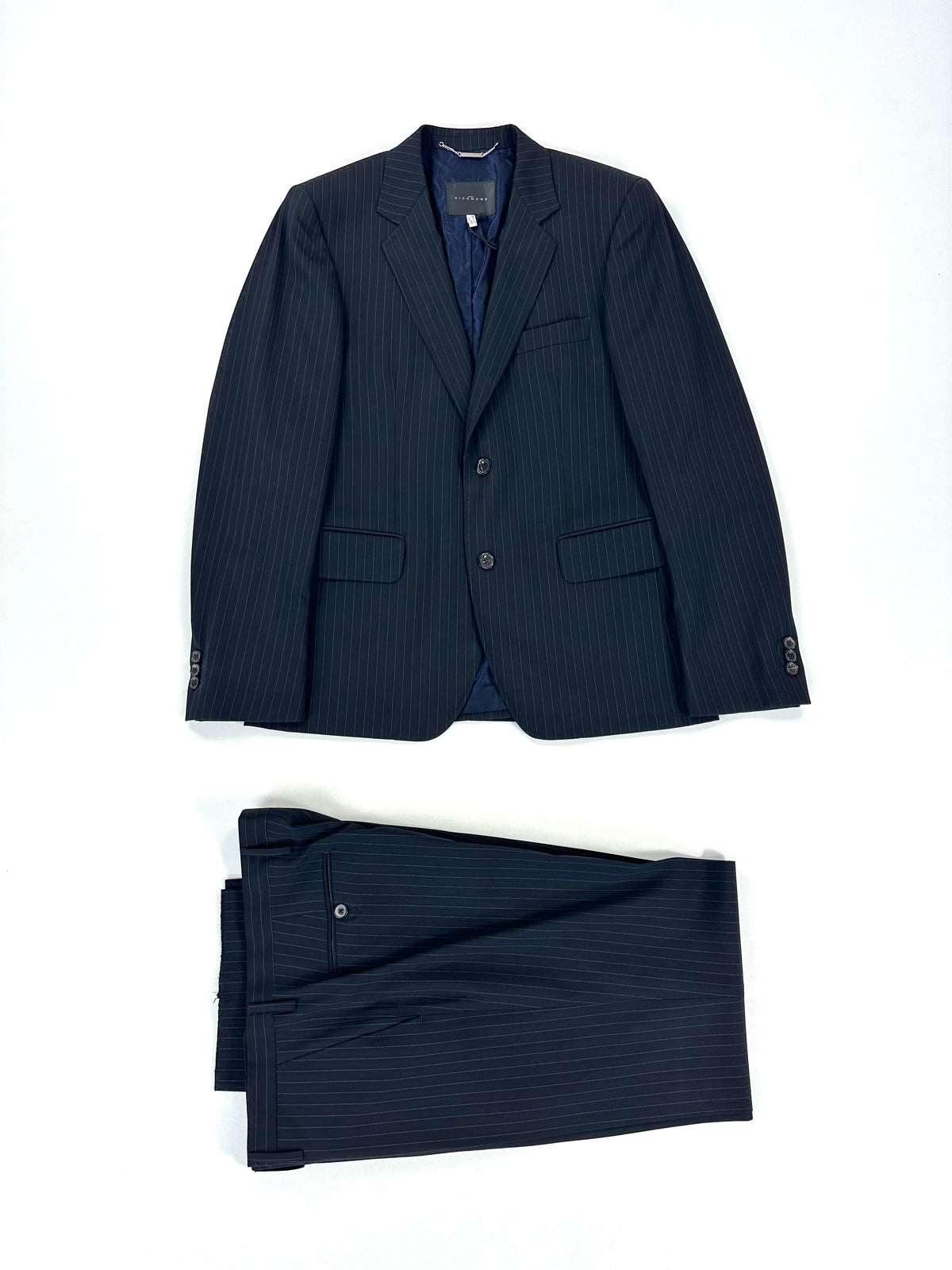 Completo John Richmond nero gessato: giacca e pantalone coordinato distesi su fondo chiaro