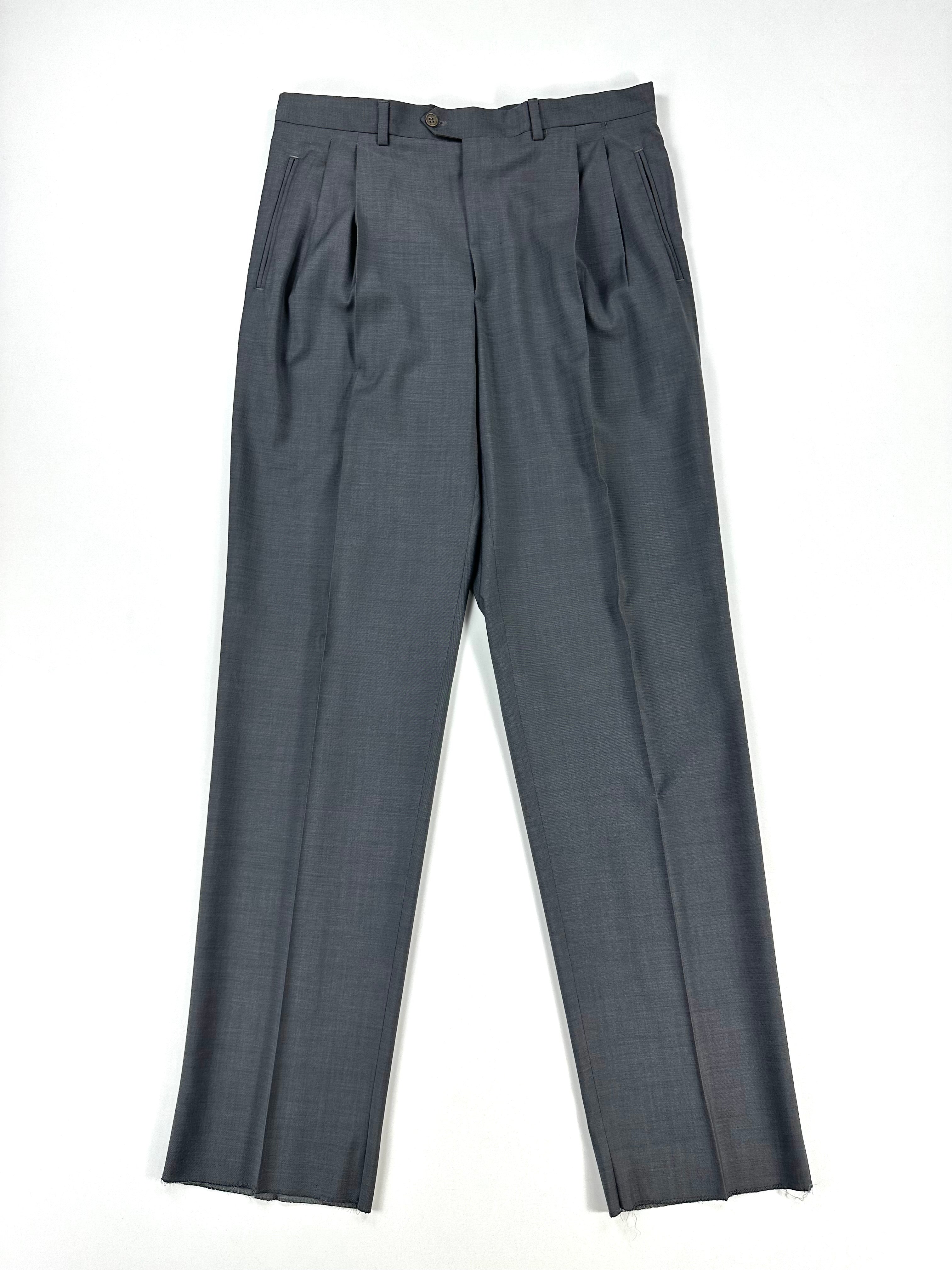 Pantalone grigio disteso di fronte, gambe affiancate