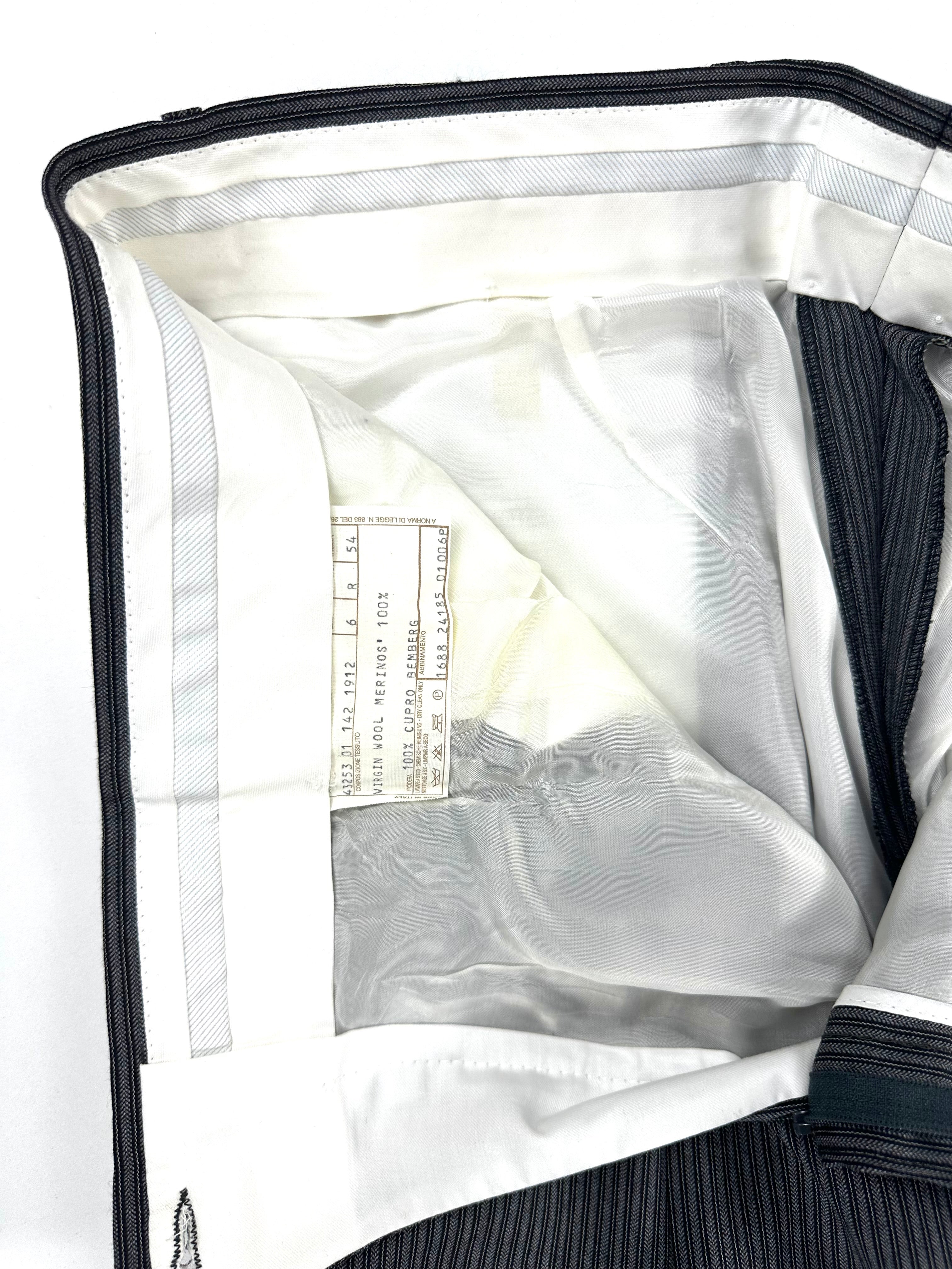Interno della vita del pantalone aperta, con fodera bianca ed etichette