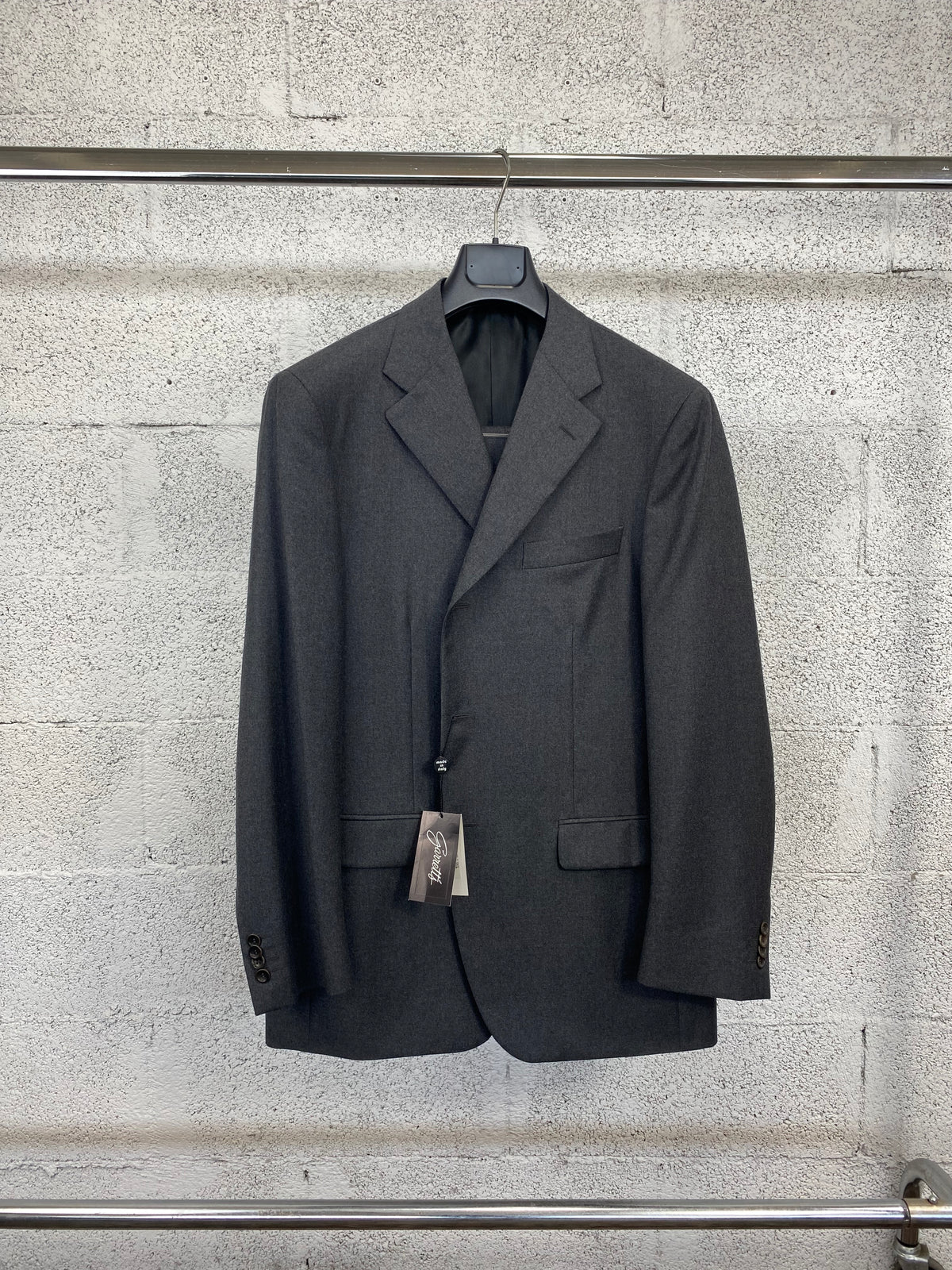 Completo Garrett's grigio scuro tre bottoni su gruccia, vista frontale con cartellino, IT 54