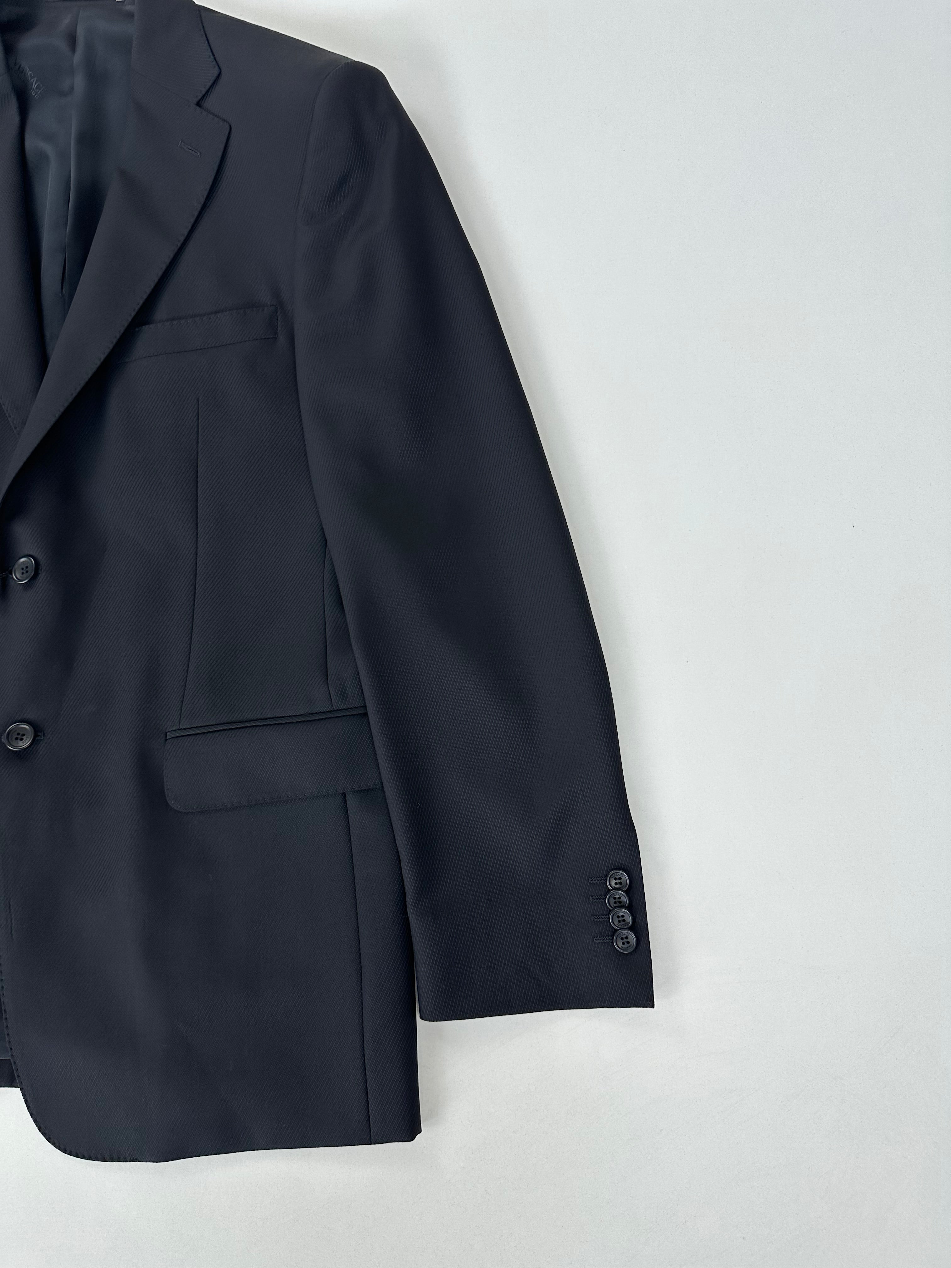 Giacca Versace Collection nera gessata obliqua, dettaglio revers dentellati