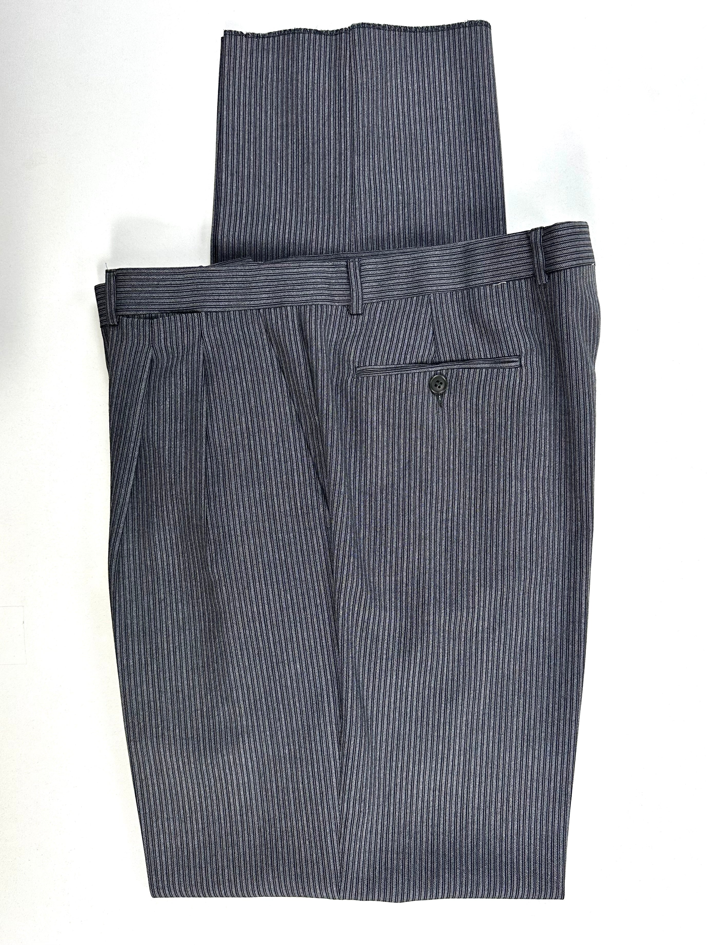 Pantalone a righe piegato a metà su fondo bianco