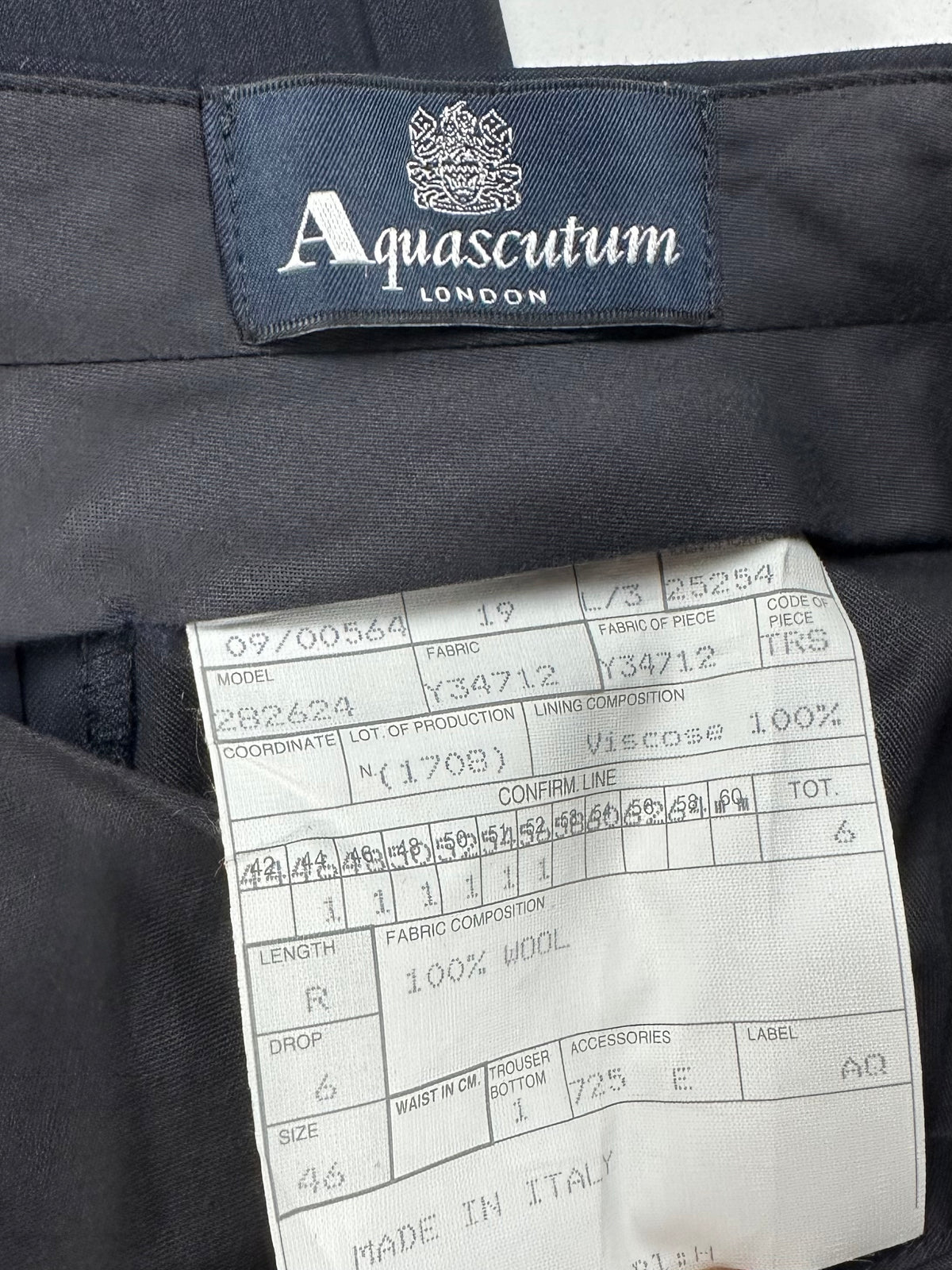 Etichetta Aquascutum London sul pantalone con cartellino di commessa, taglia 46 REG