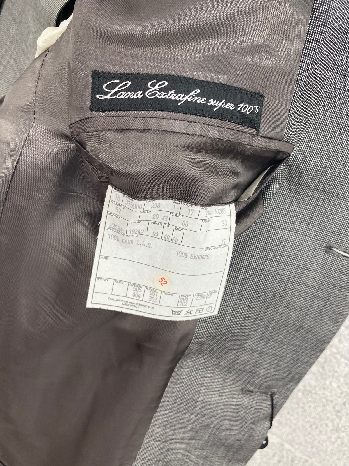 Etichetta Lana Extrafine Super 100's e scheda di commessa nella giacca Garrett's