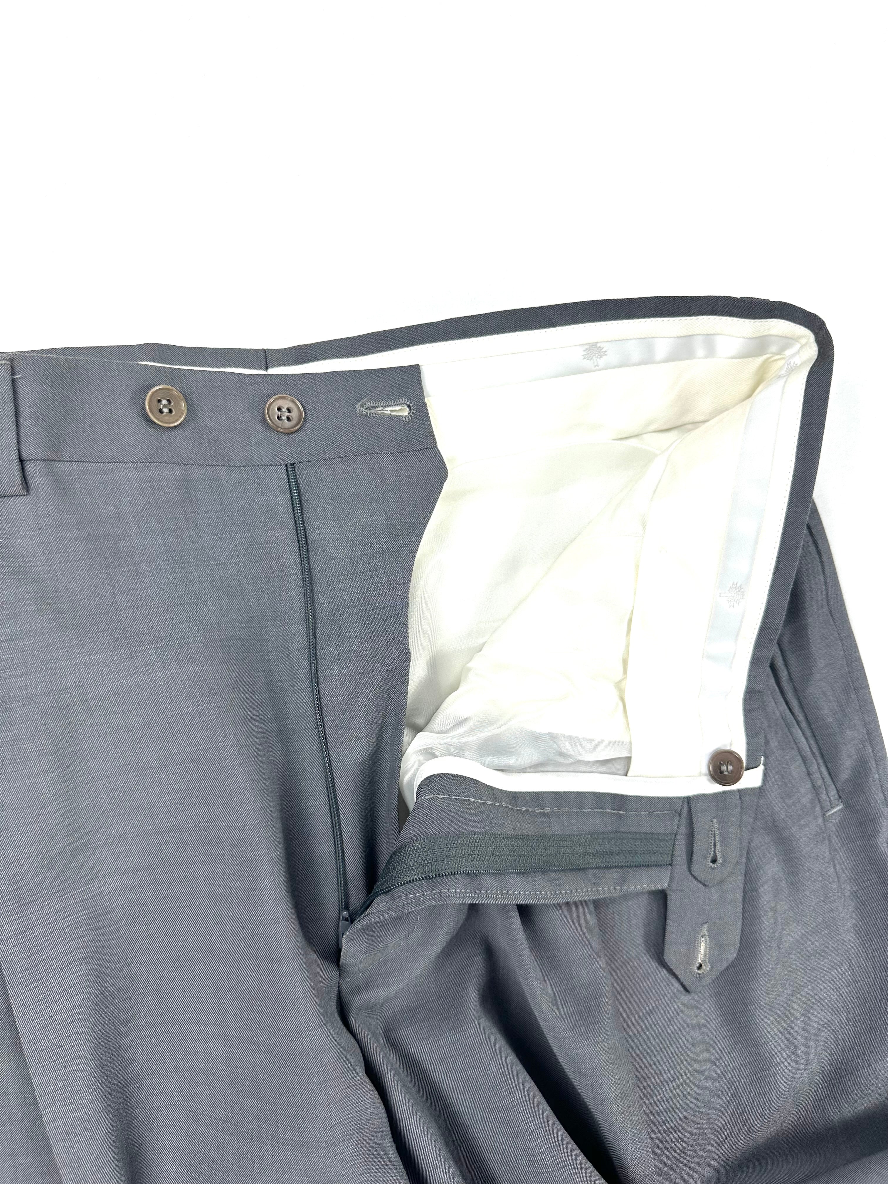 Vita del pantalone aperta: zip, doppio bottone di chiusura e fodera interna bianca