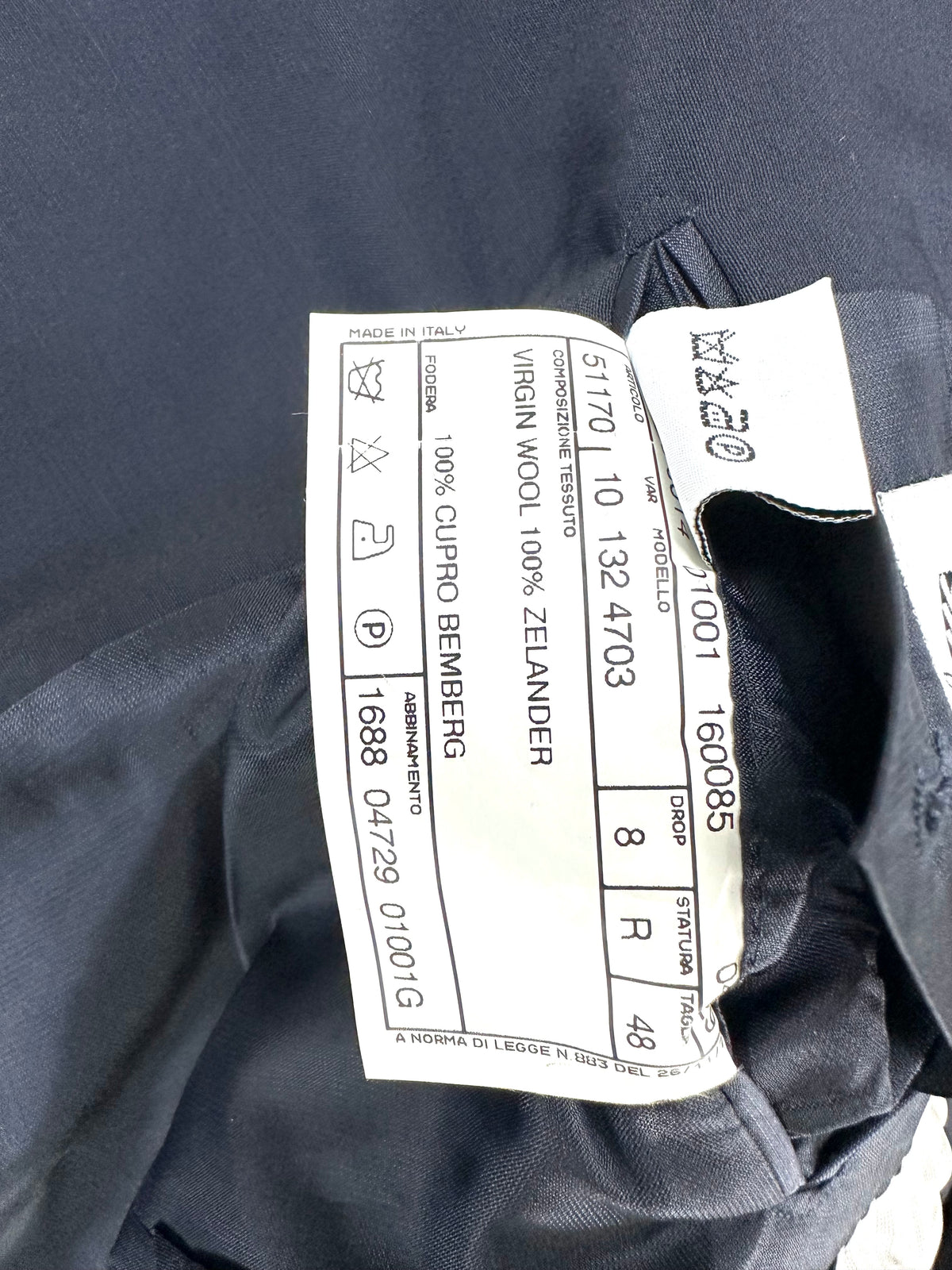Etichetta di composizione: virgin wool 100% Zelander, fodera cupro Bemberg, drop 8, taglia 48