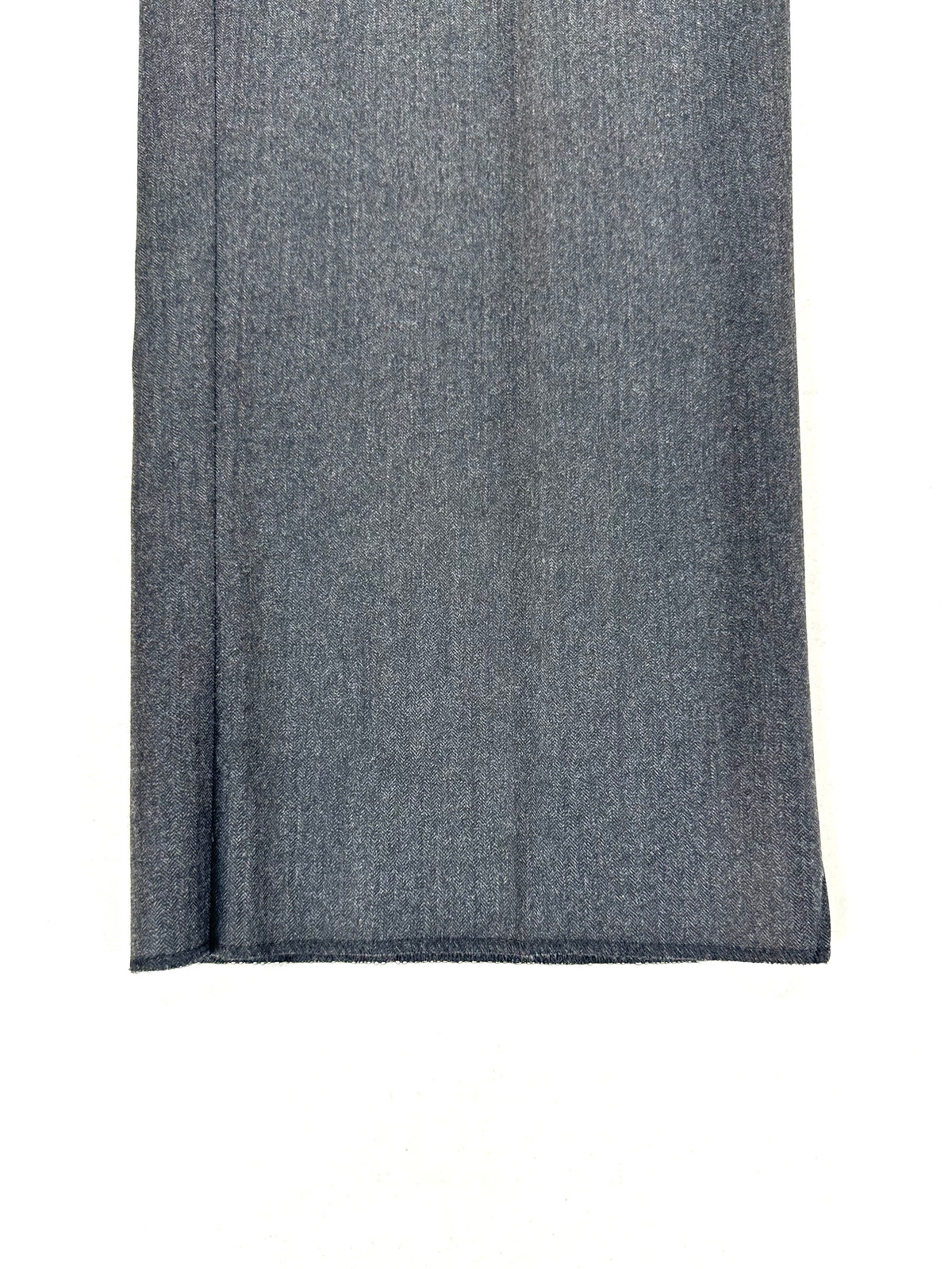 Fondo grezzo del pantalone Lardini, con l'orlo ancora da fare, larghezza 22 cm