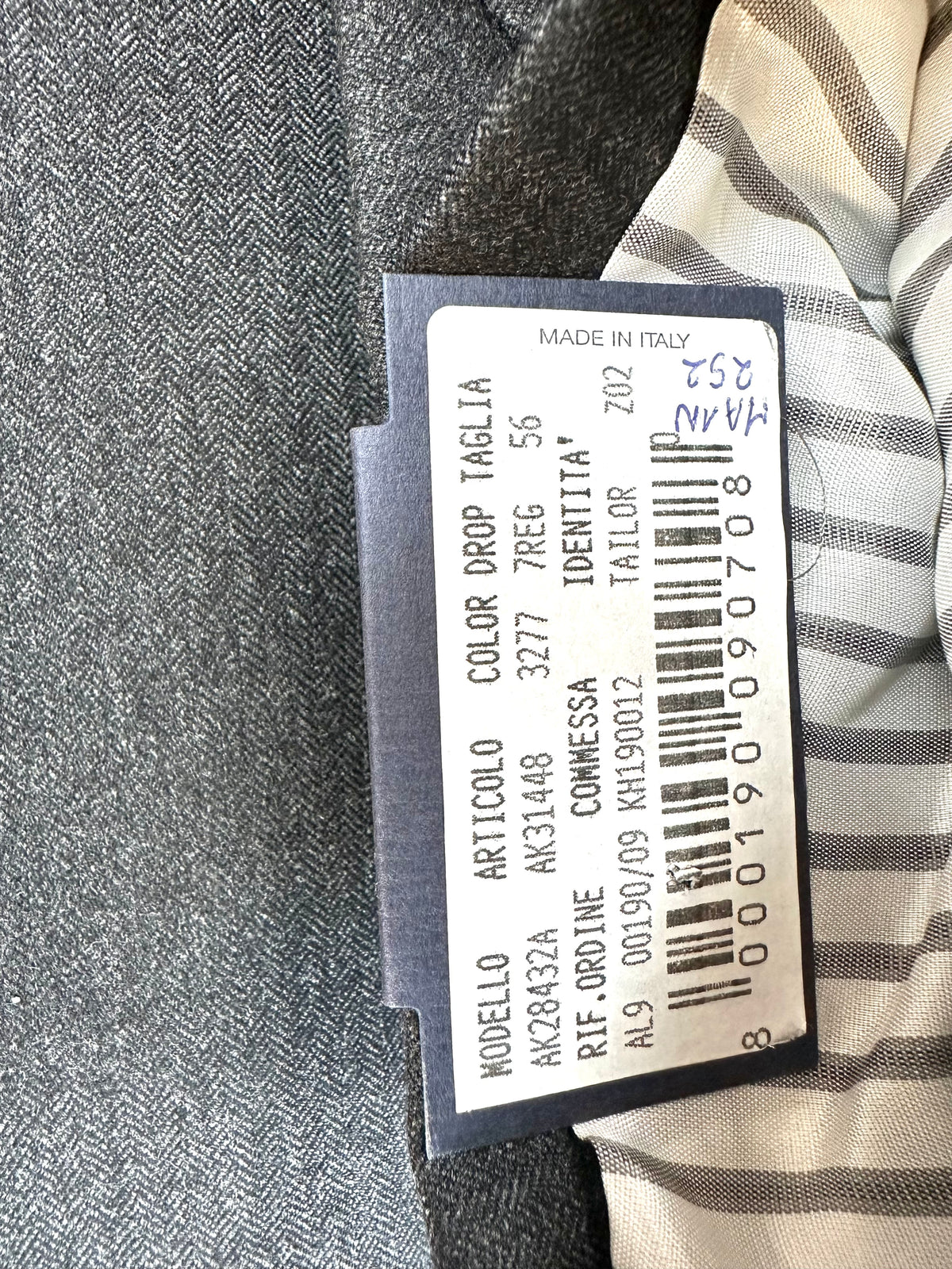 Cartellino di produzione Lardini: modello AK28432A, articolo AK31448, colore 3277, drop 7 REG, taglia 56