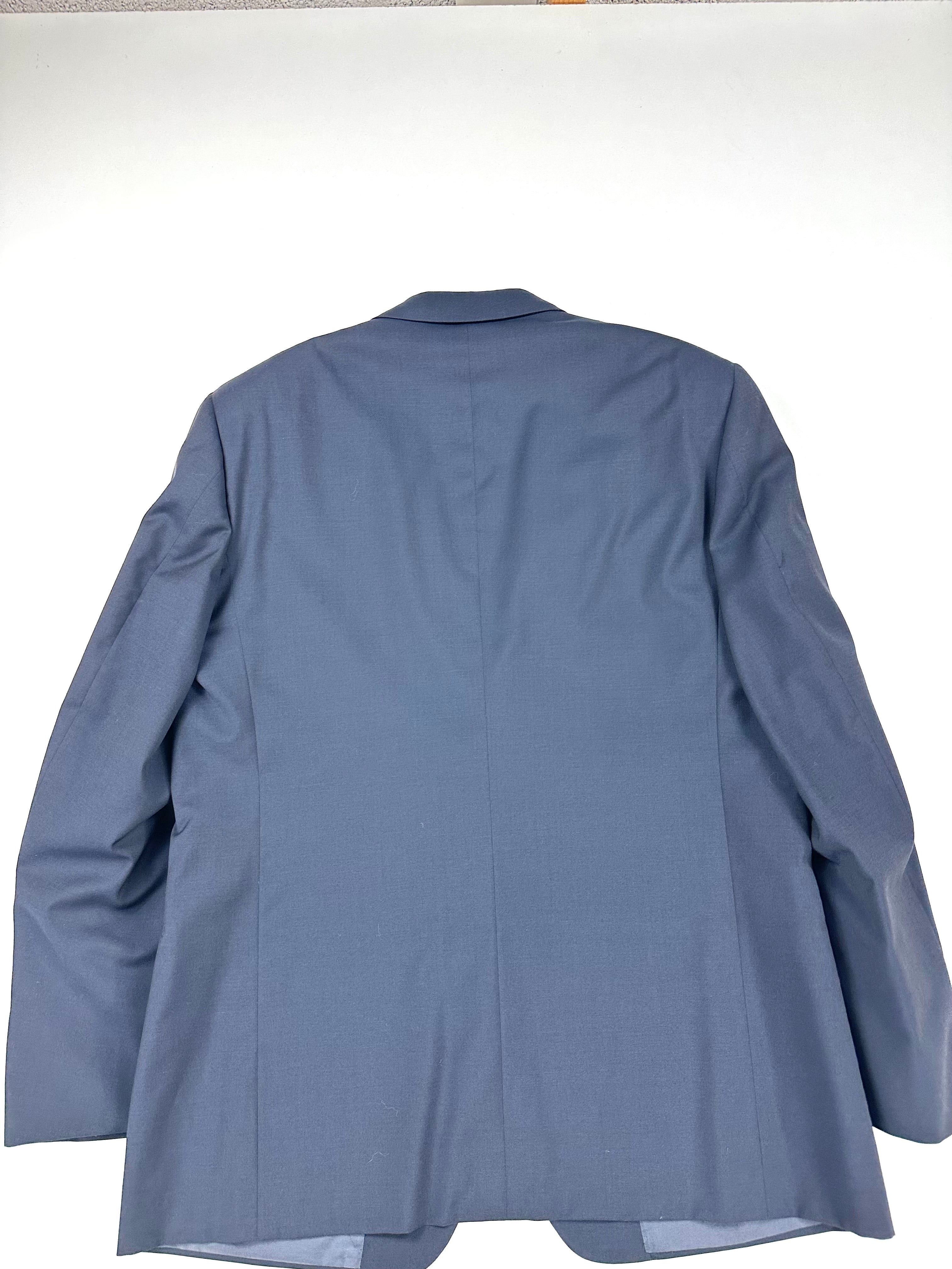 Retro della giacca blu visto da vicino: spalle, collo e maniche