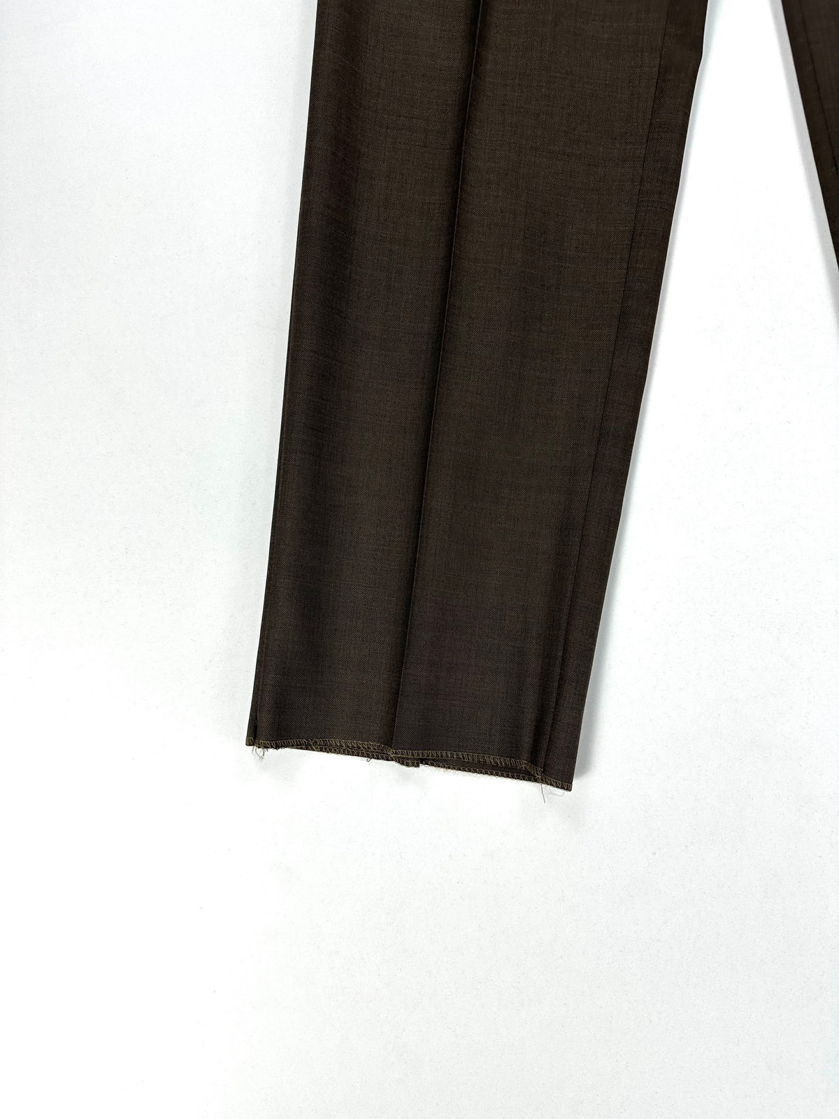Dettaglio ravvicinato del fondo della gamba del pantalone Garrett's