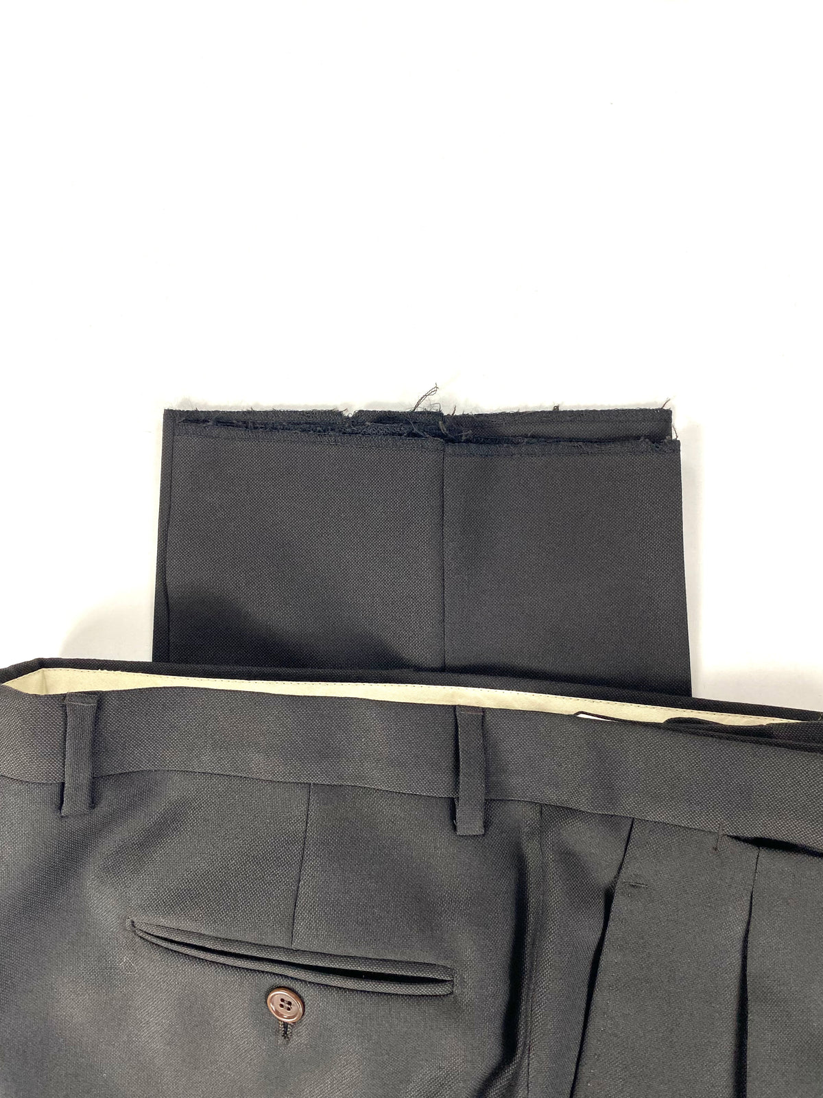 Fondo grezzo del pantalone Garrett's, con l'orlo ancora da fare e la riserva di tessuto in vita
