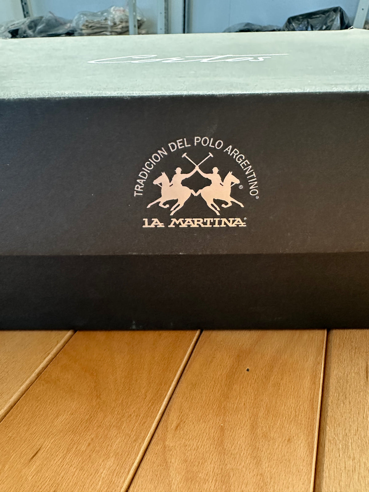 Logo La Martina Tradición del Polo Argentino sul fianco della scatola