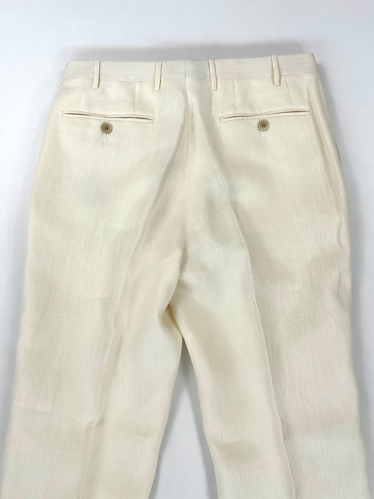 Retro del pantalone coordinato con le due tasche posteriori abbottonate