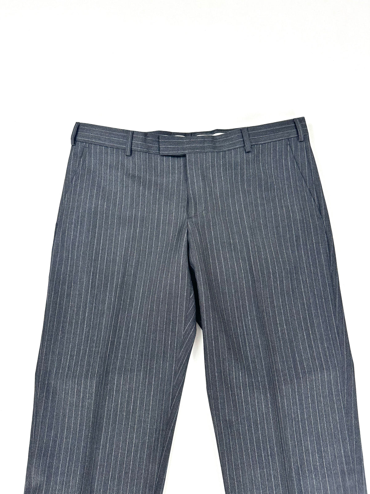 Vita e cintura del pantalone viste dall'alto, con passanti e chiusura frontale