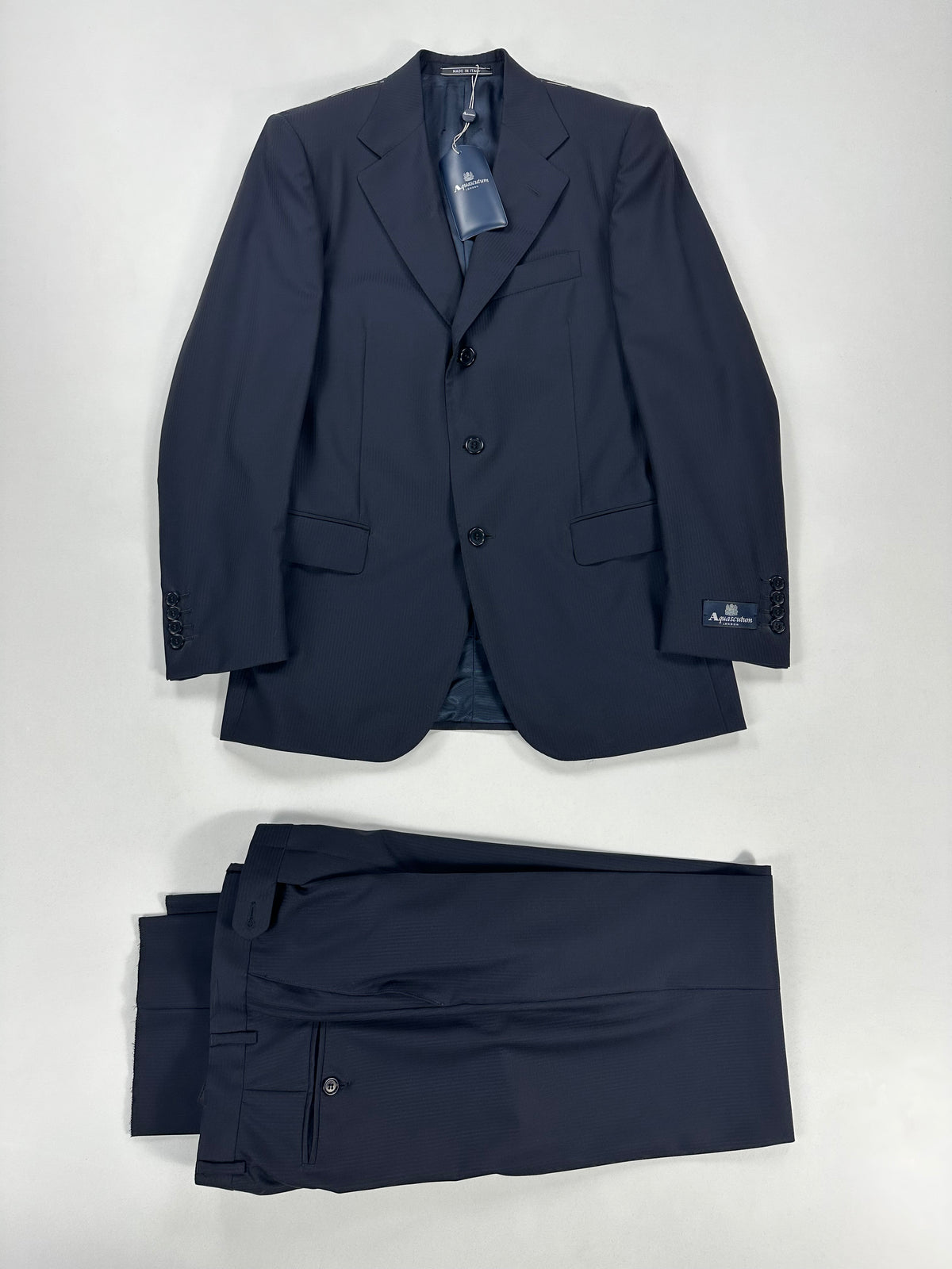 Completo Aquascutum blu notte, giacca e pantalone coordinati piegati, taglia IT 46