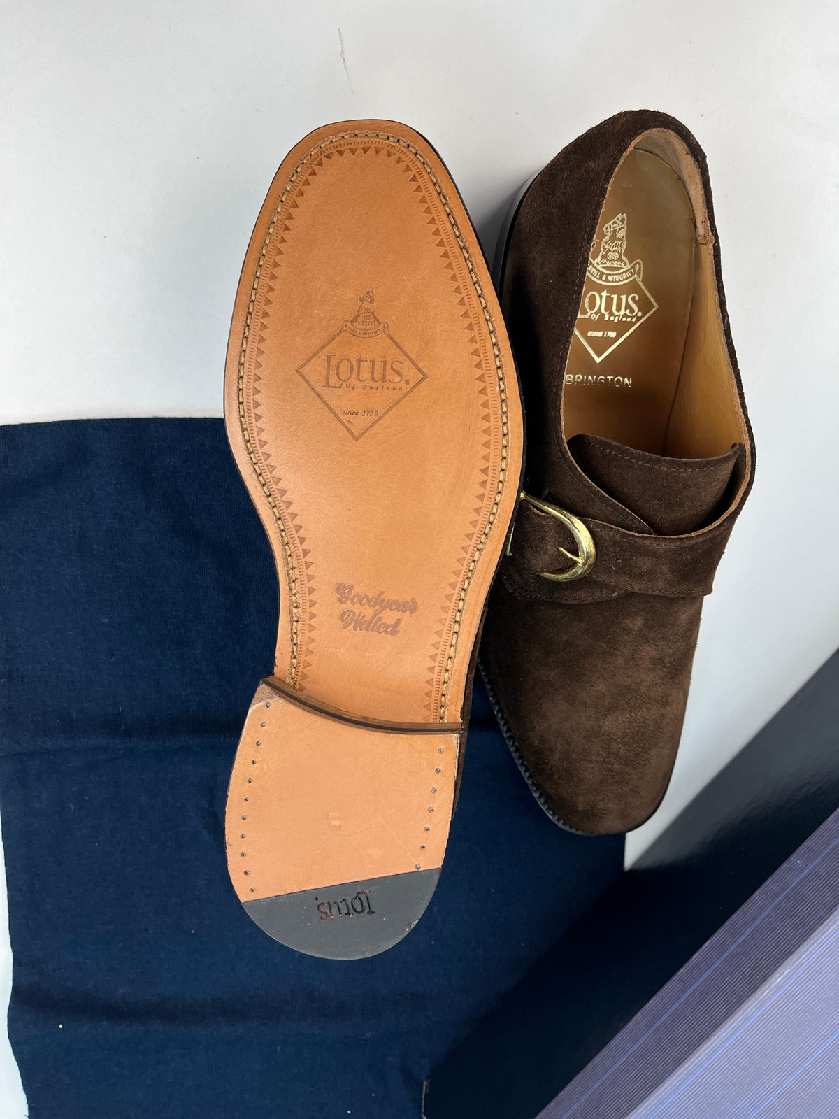 Suola in cuoio Goodyear welted della Lotus Brington con logo impresso e tacco logato