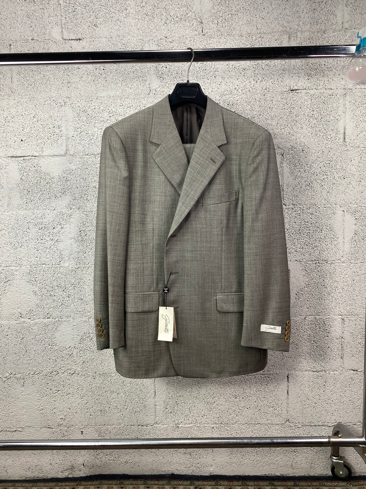 Completo Garrett's grigio mélange tre bottoni su gruccia, vista frontale con cartellino, IT 54