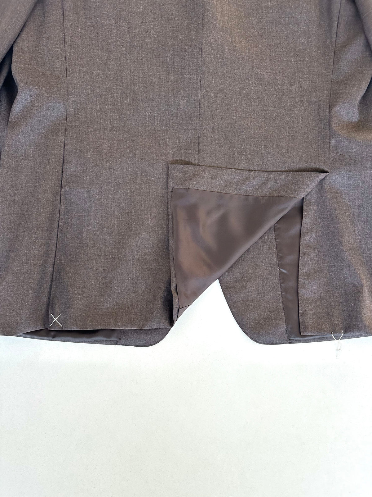 Canali completo marrone — dettaglio di una tasca con pattina — IlBotteghino
