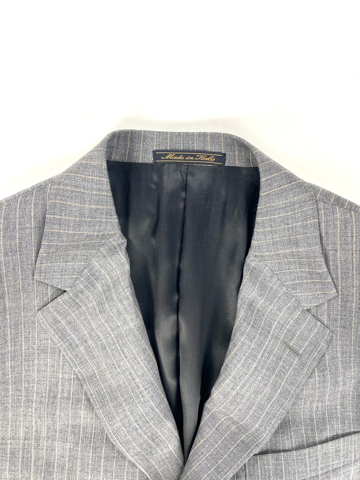 Pantalone Garrett's gessato: fondo grezzo da orlare, vita con due pince e tasca posteriore a filetto