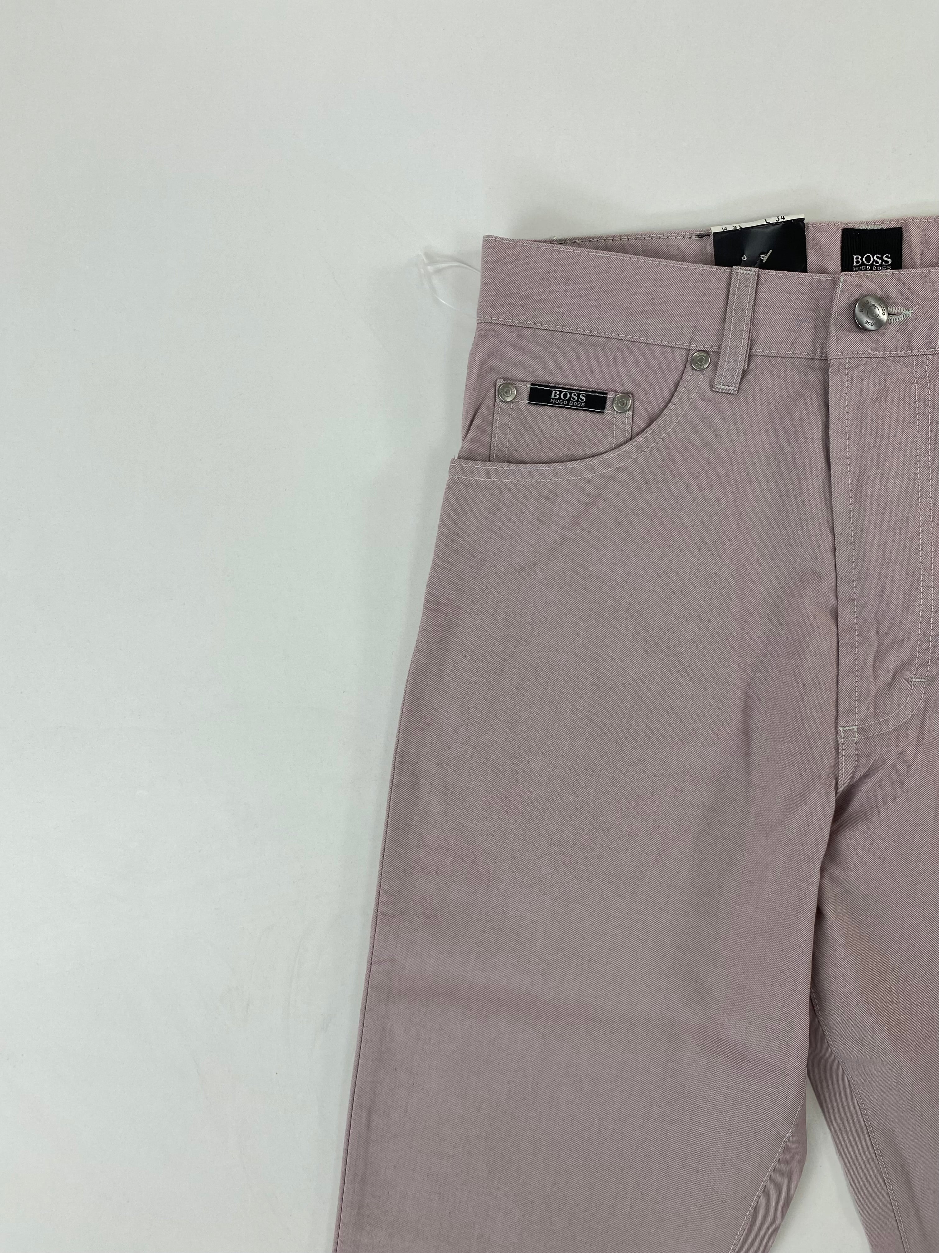 Pantalone Hugo Boss Montana rosa cipria, dettaglio placchetta logo su tasca anteriore