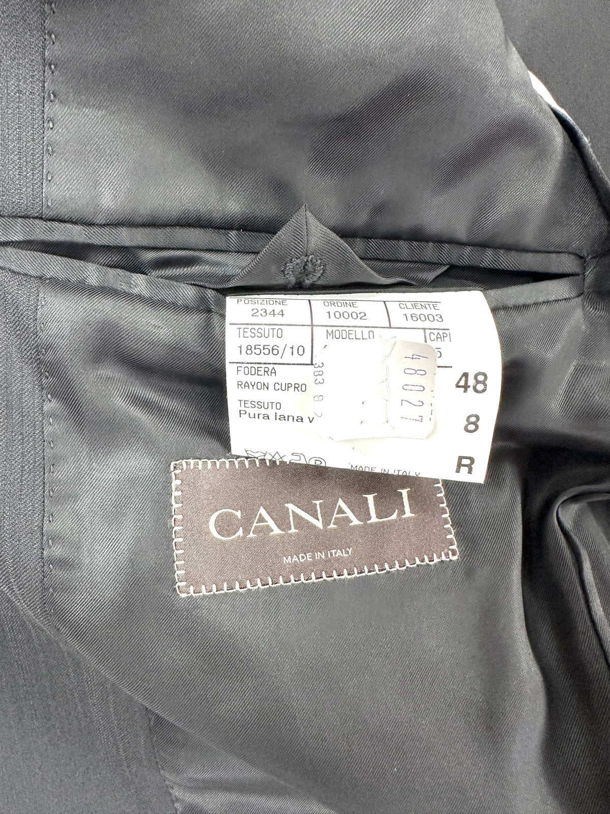 Etichetta interna della giacca con taglia 48 drop 8 statura R, accanto alla targhetta Canali sulla fodera