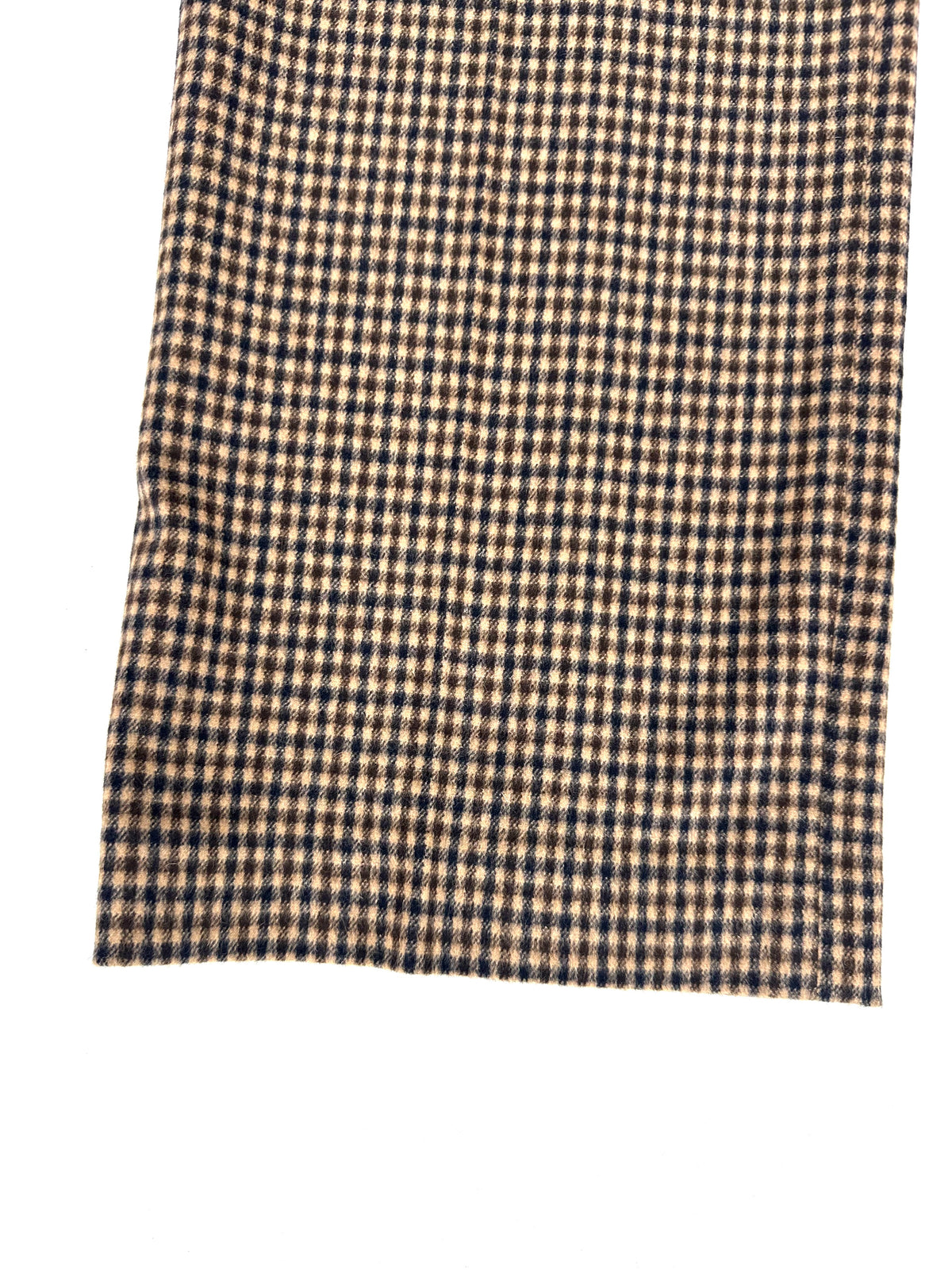 Dettaglio del tessuto del pantalone Aquascutum: micro-quadro in lana e angora camel, cioccolato e blu