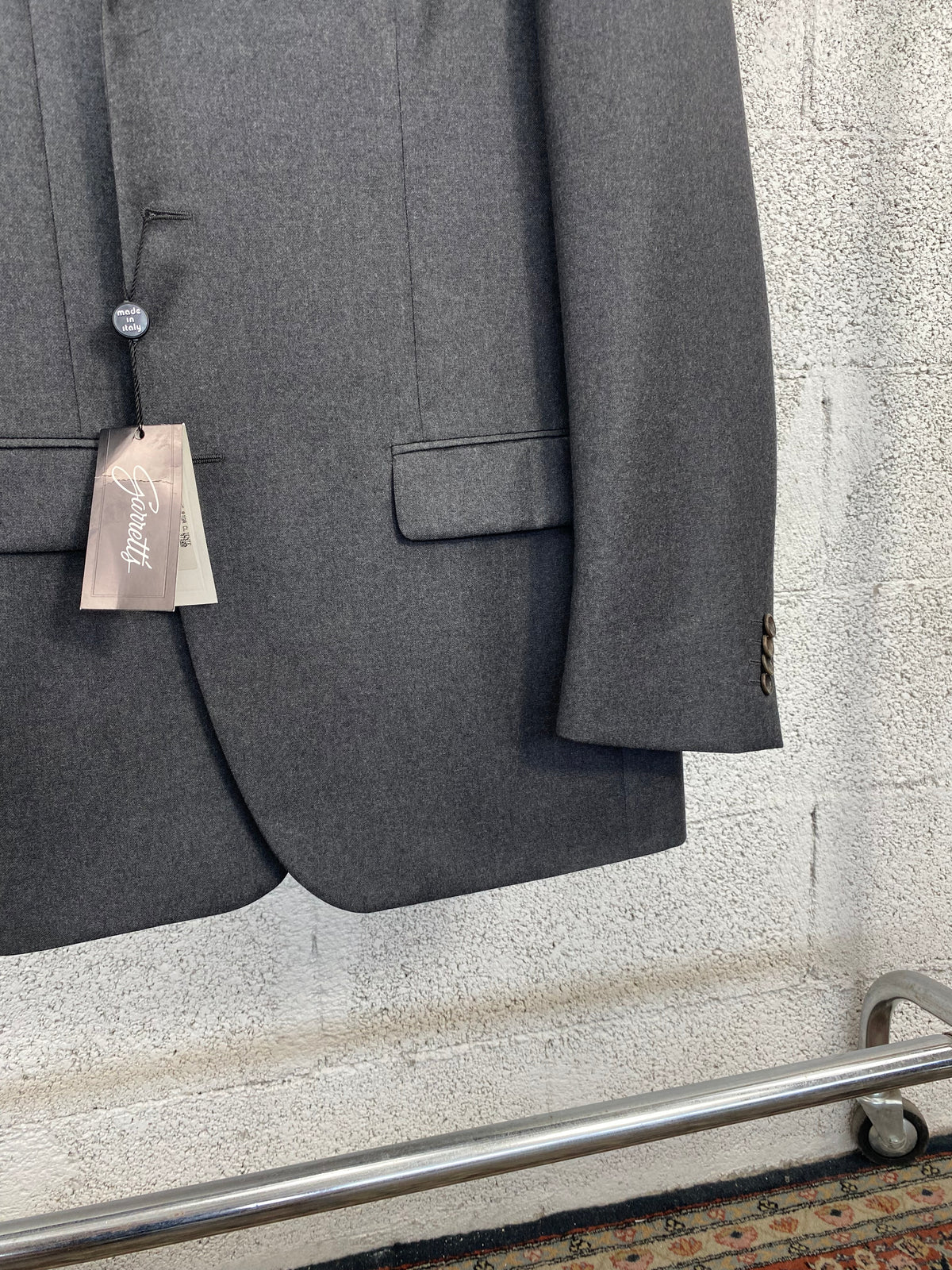 Tasca a pattina, polsino e cartellino della giacca Garrett's grigio scuro